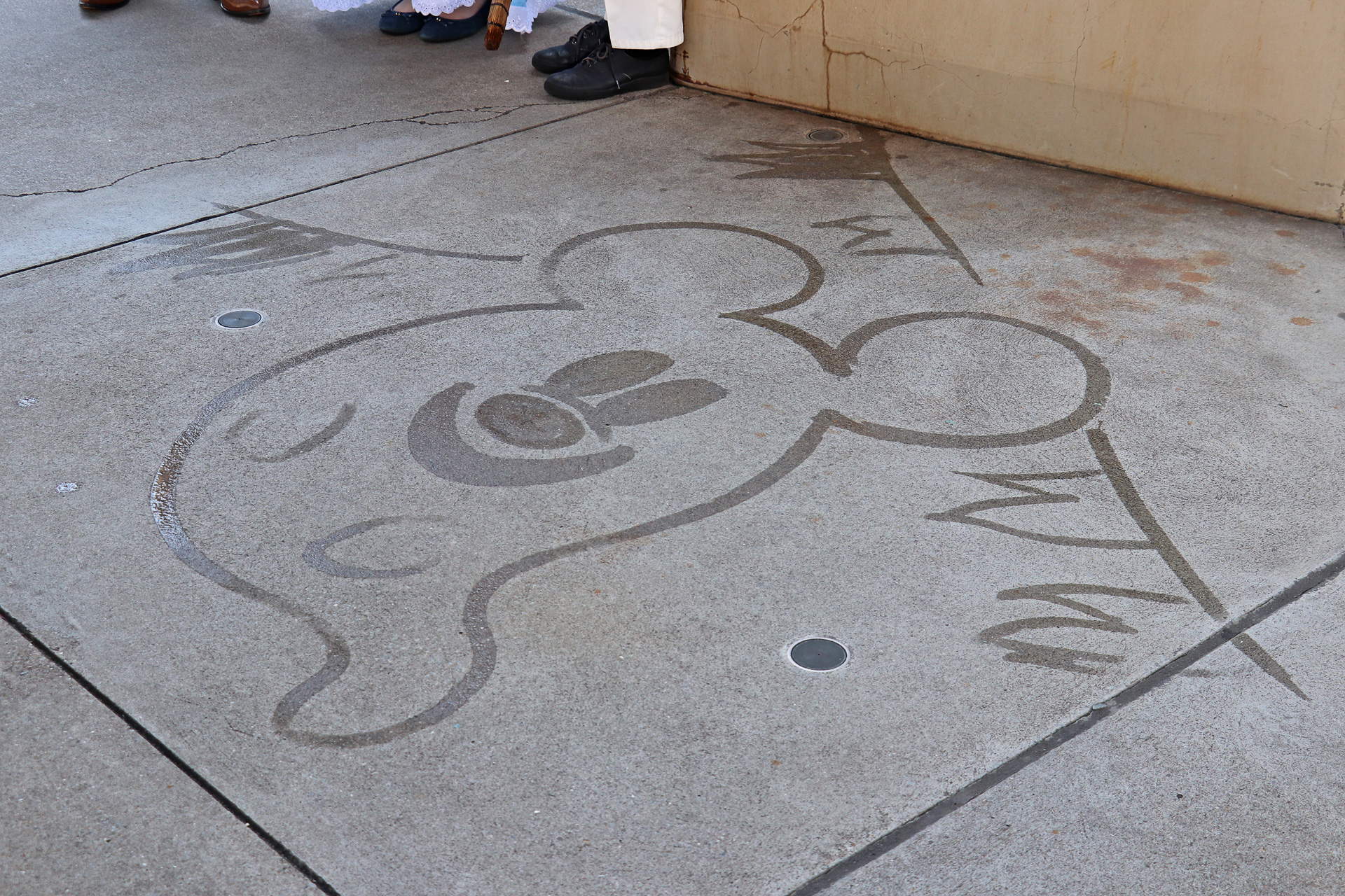 あっという間にカストーディアルアートでパークを楽しむゴーストが描かれた