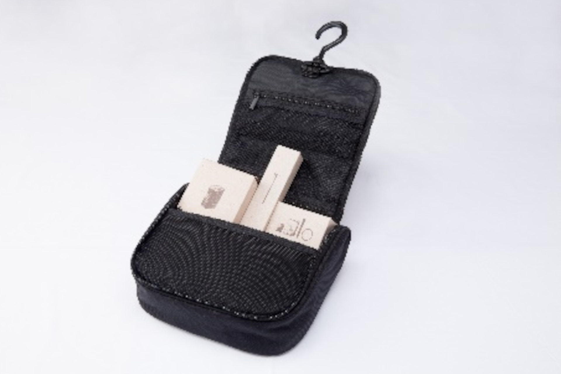 新しい特典グッズはドアマン・スヌーピーのトラベルポーチ