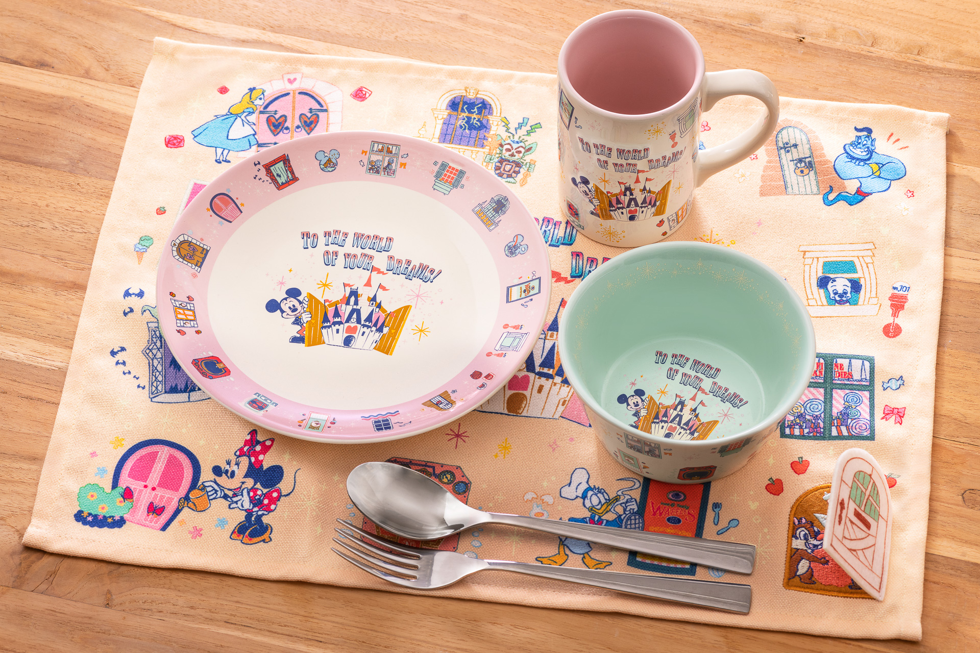 東京ディズニーリゾートは、パークの窓がモチーフの新アイテムを10月12日に発売する