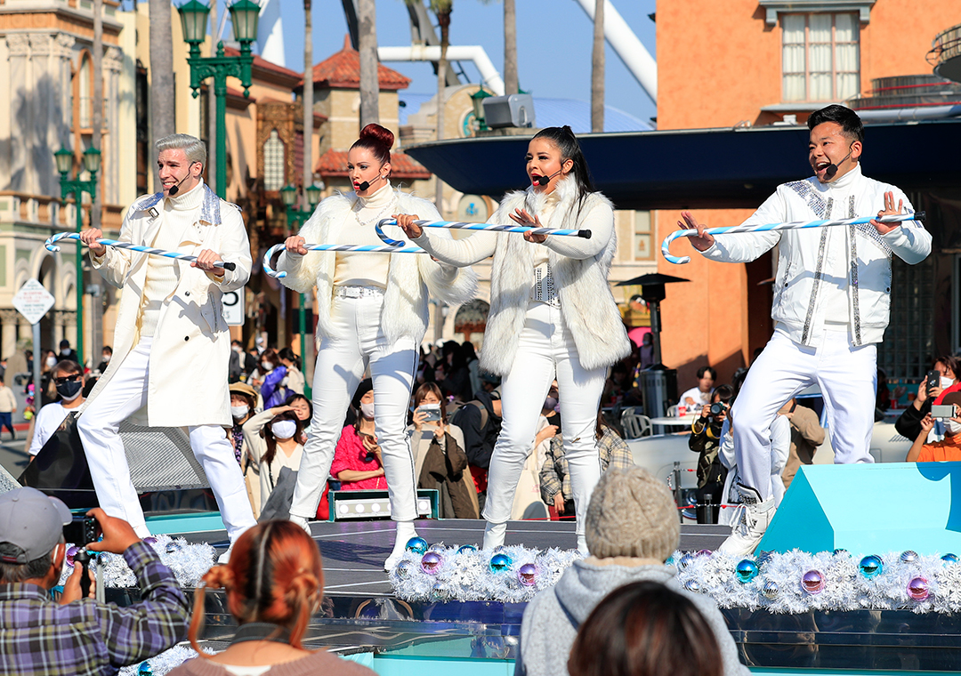 4人のパフォーマーによるシンギングショー