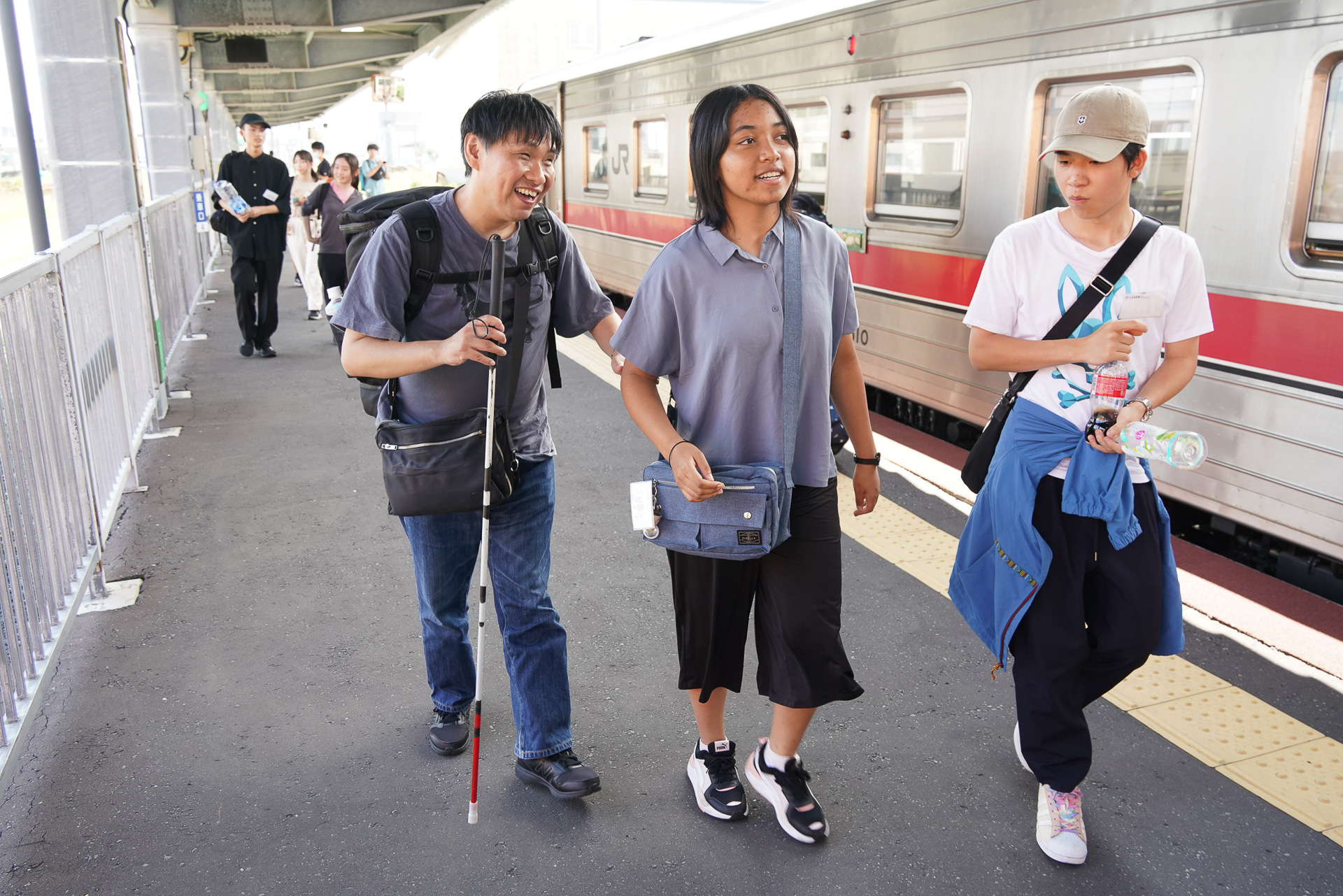 歩くときには、大河内さんには肩を貸してあげている