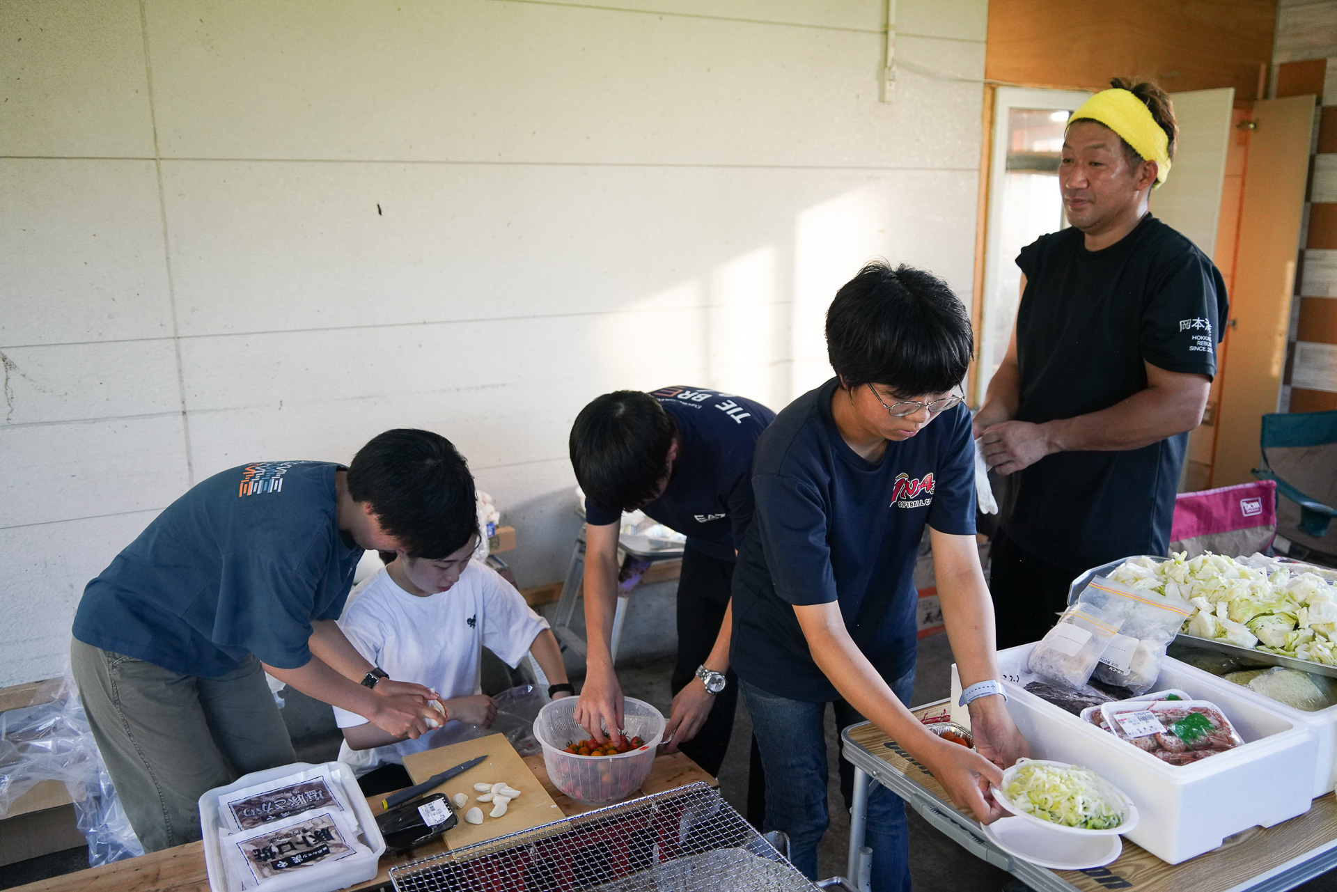 生徒たちもBBQの準備を手伝う