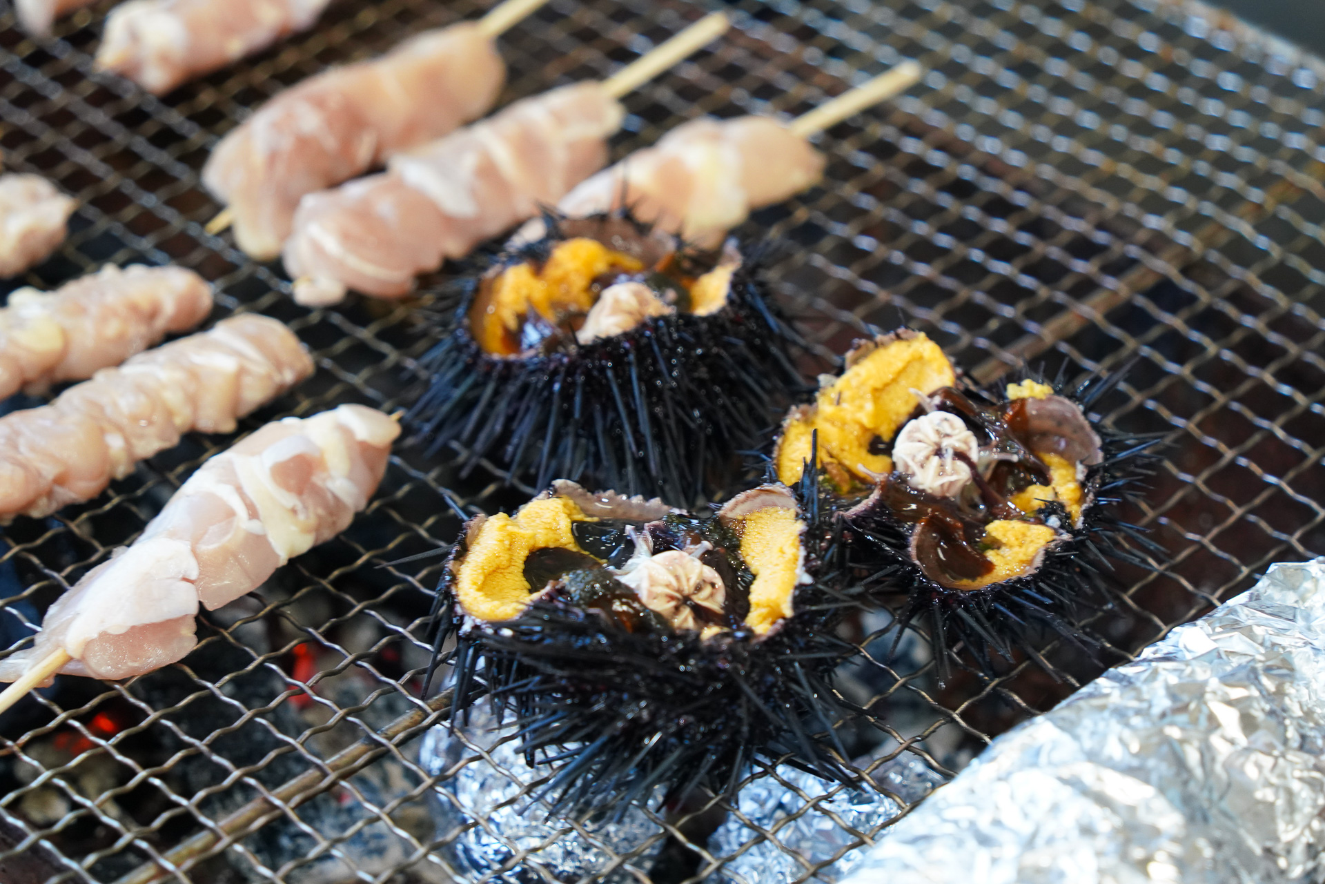 ウニは割って焼いていただく