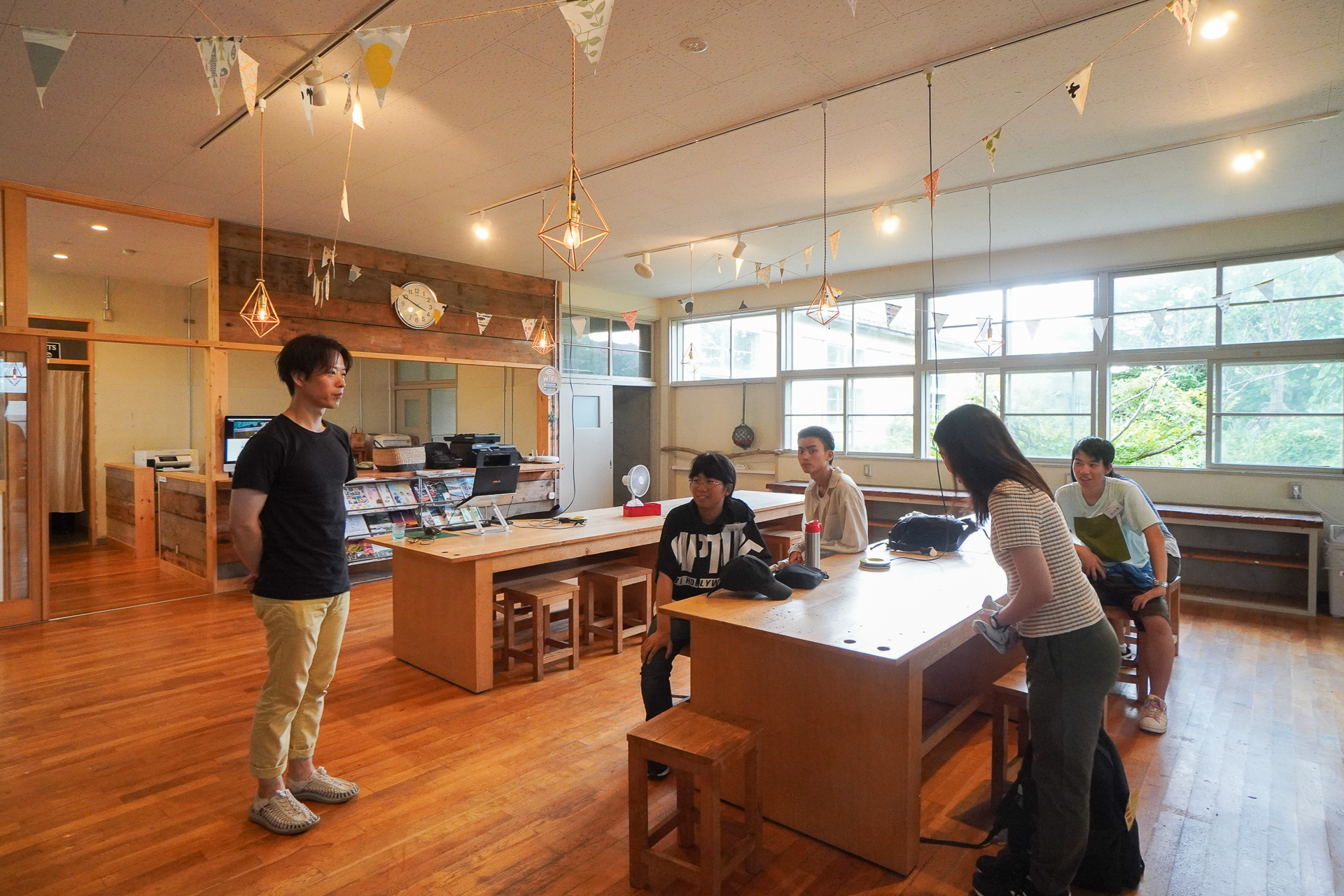 利尻島定住移住支援センター「ツギノバ」。技術室の机と椅子を活用