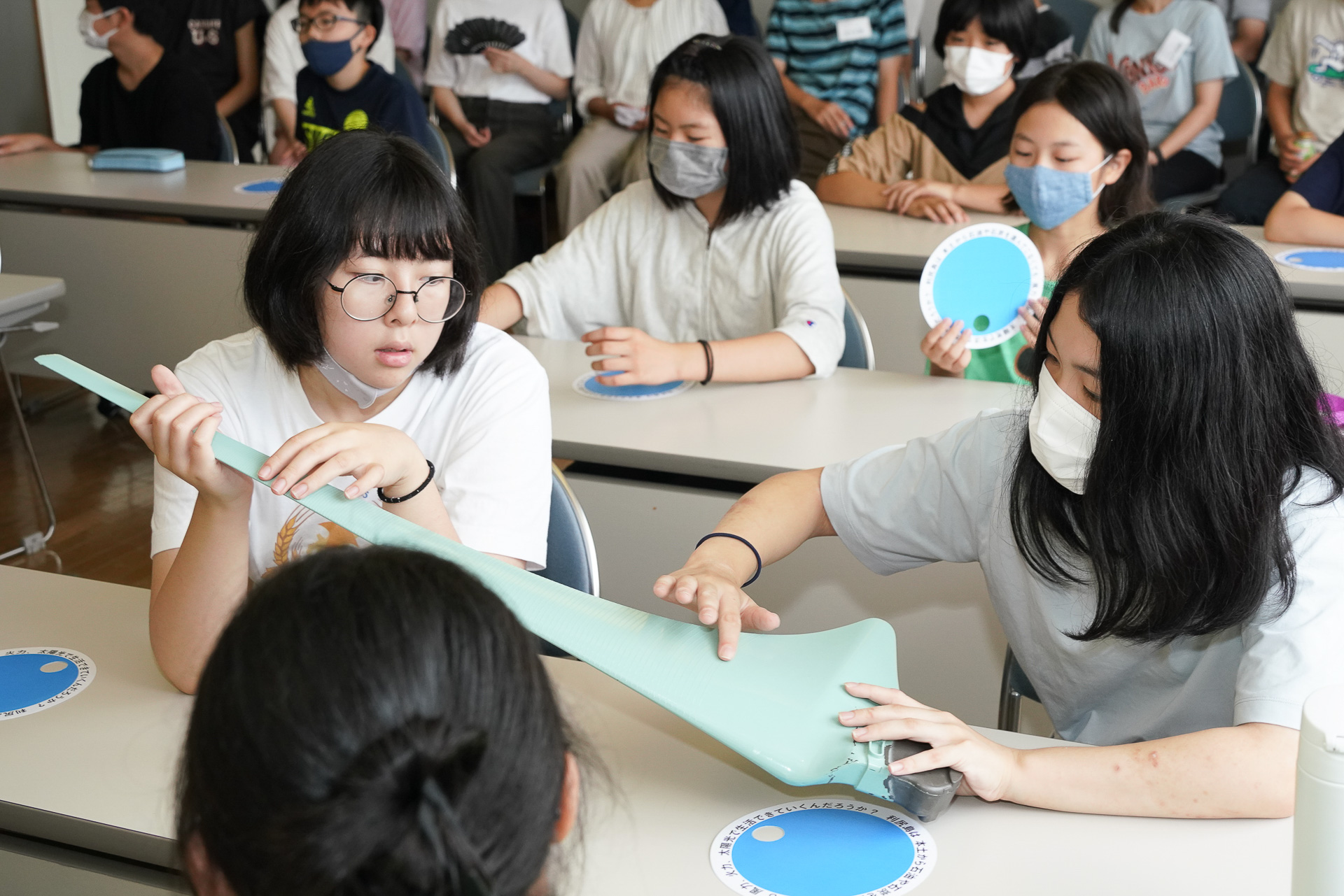 カーボン繊維でできた羽根に触れてみる。その軽さに驚く