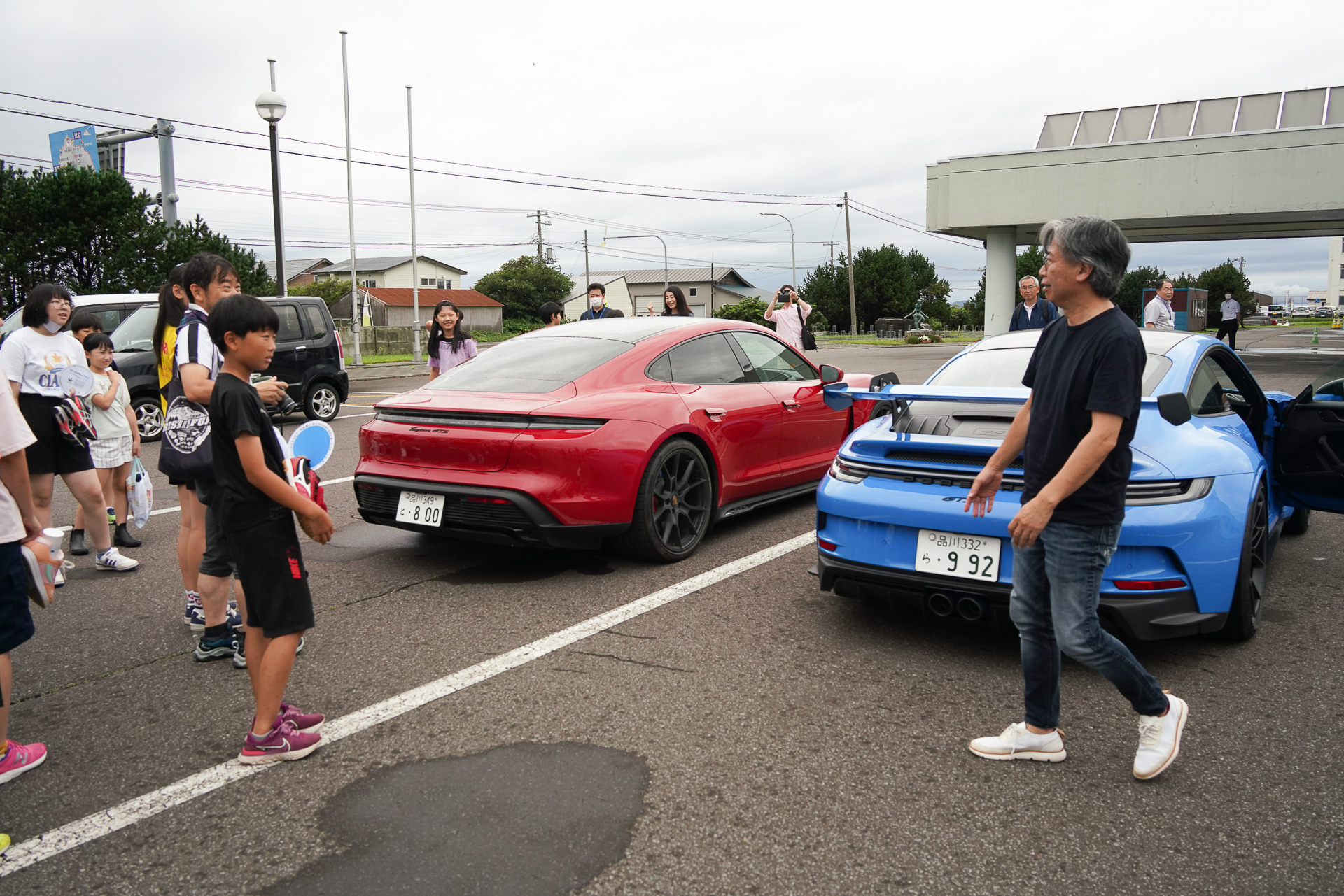 「911GT3」のエンジン音が響く。「ほらガスが出てる」