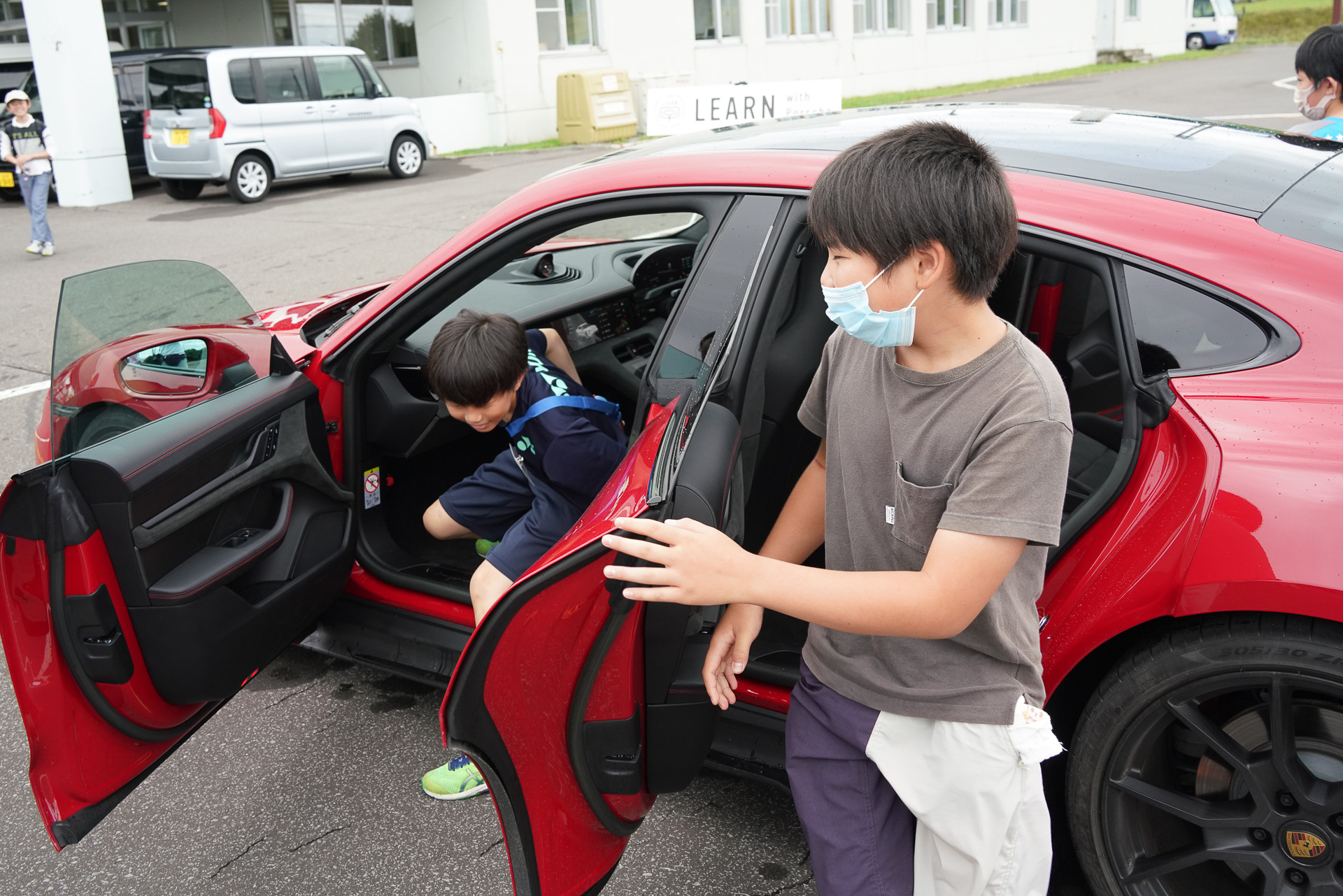 「スゴイ！　空飛ぶじゅうたんだ」と興奮