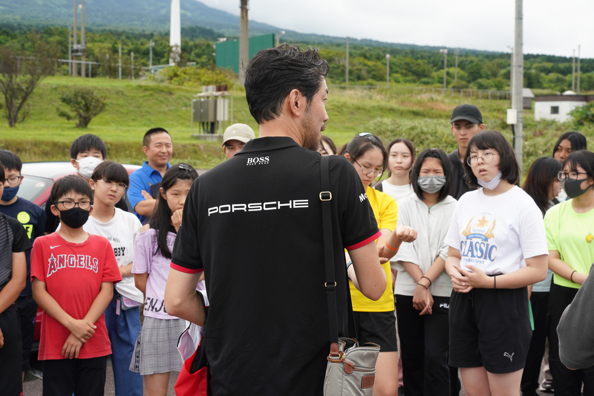 「どうして高いの」という子供たちの質問にも丁寧に答える黒岩部長