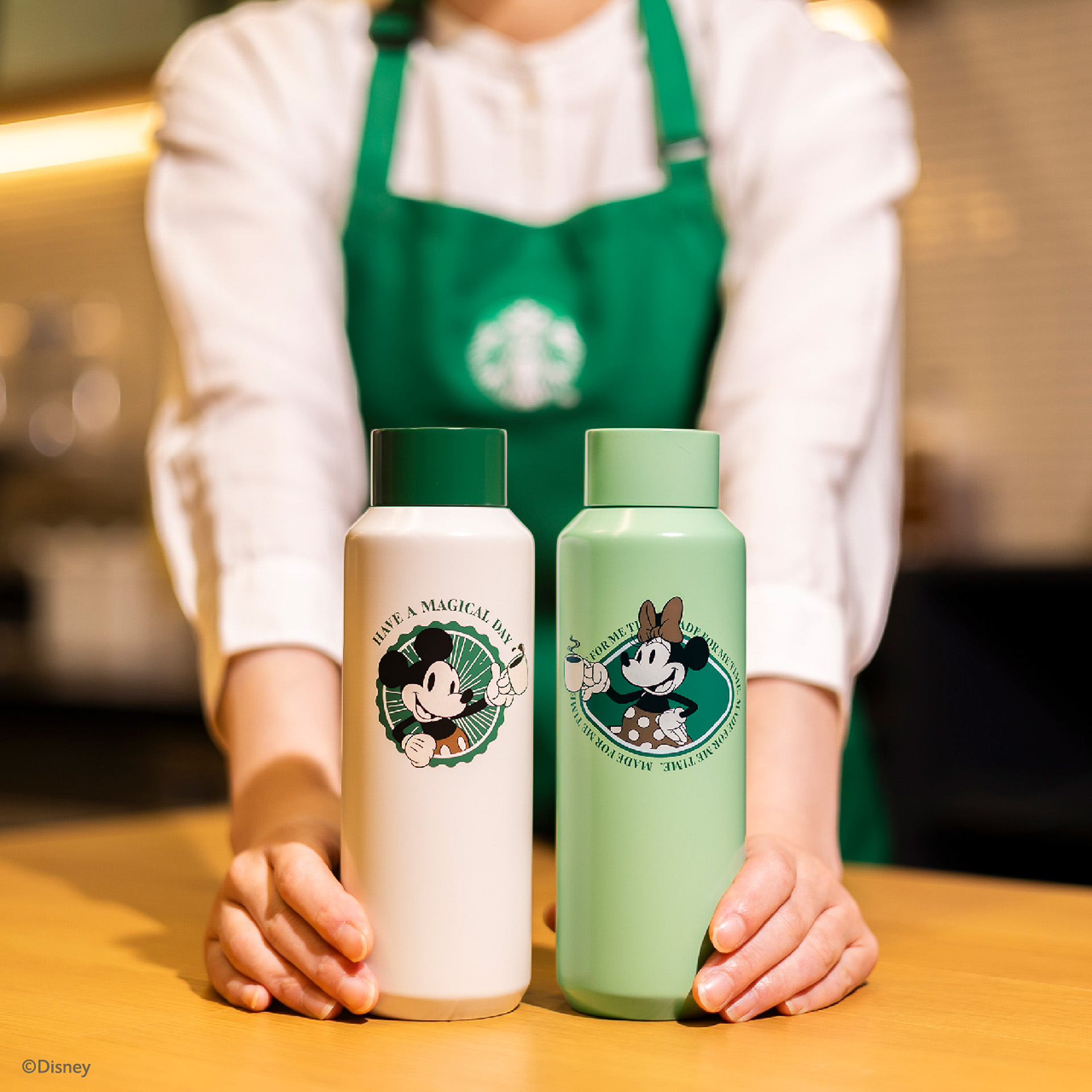 ミッキーとミニーがコーヒーで乾杯！