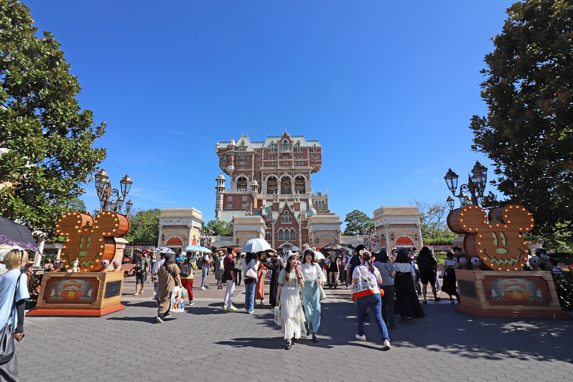 「ウォーターフロントパーク」の入口ではミッキーシェイプの大きなライトがお出迎え