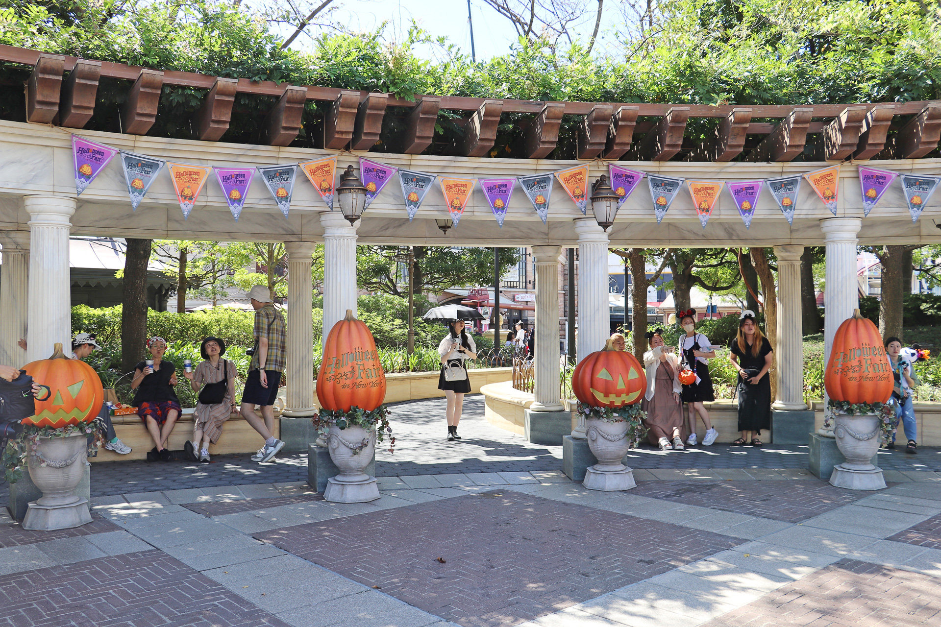 「ウォーターフロントパーク」の入口ではミッキーシェイプの大きなライトがお出迎え