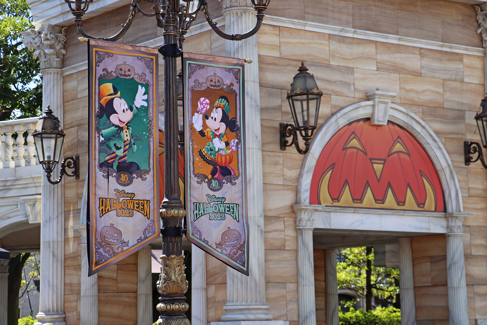 広場には、タペストリーやジャック・オー・ランタンがずらりと並ぶ