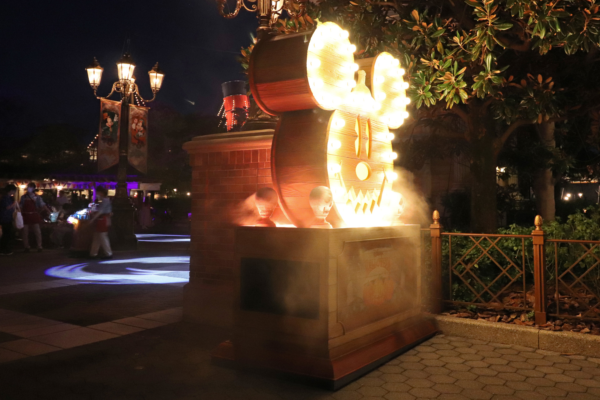 このライトからは、ふわふわとスモークが漂う瞬間もある