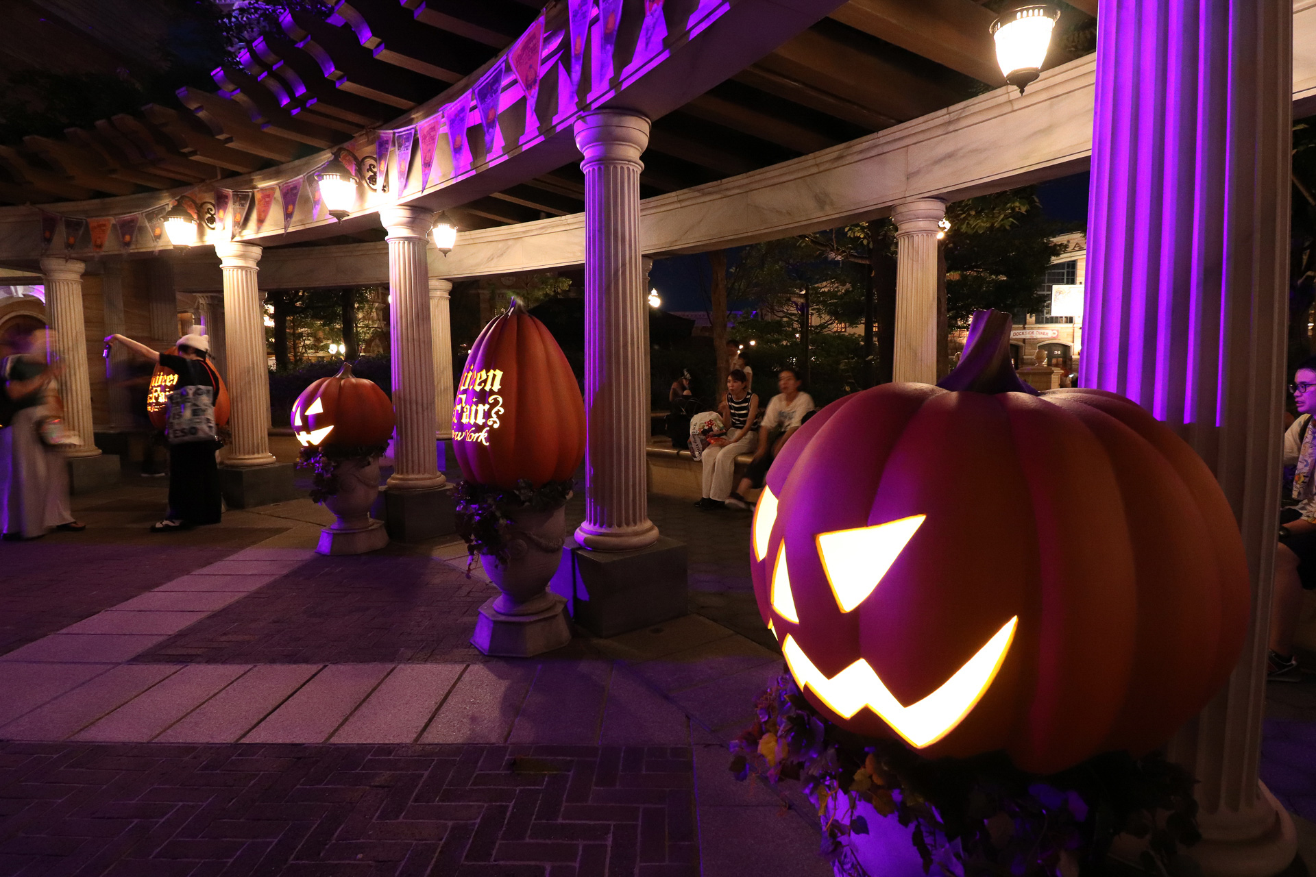 昼間見た空間と同じとは思えないほど雰囲気が一変