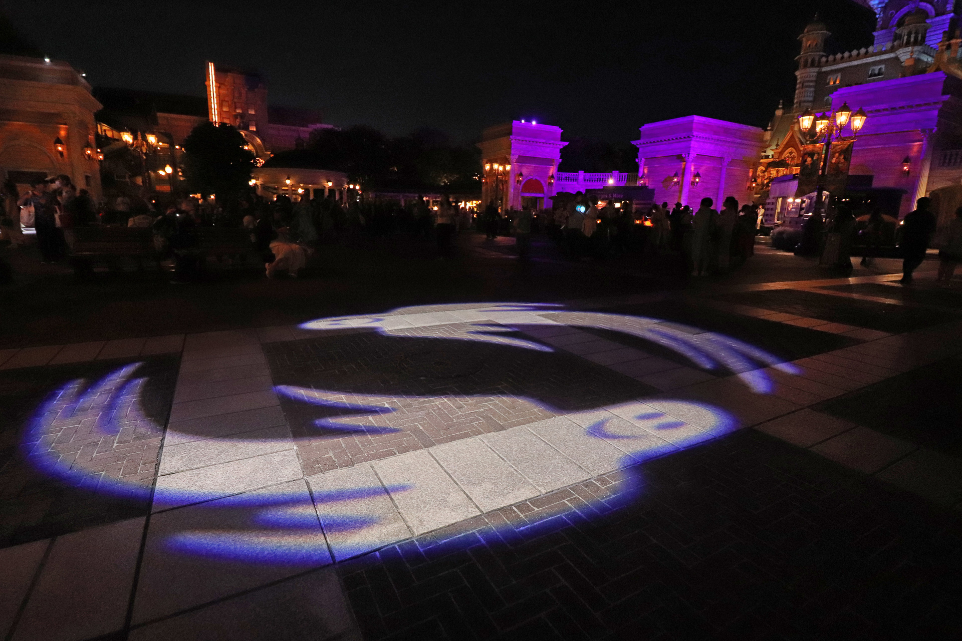 広場の地面には、ぐるぐる回るゴーストの様子もライトで描かれる