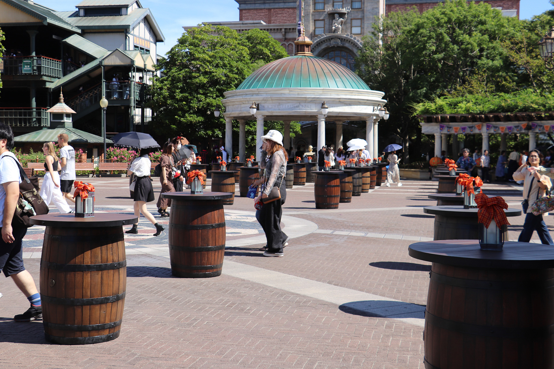 広場には、樽がずらりと並び、立ち飲みにぴったりのテーブルが作られている