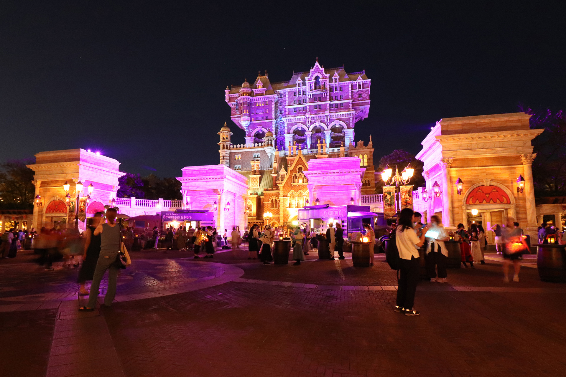 夜になると広場は妖しいライトアップで照らされ、まるで全体がバーのような雰囲気に