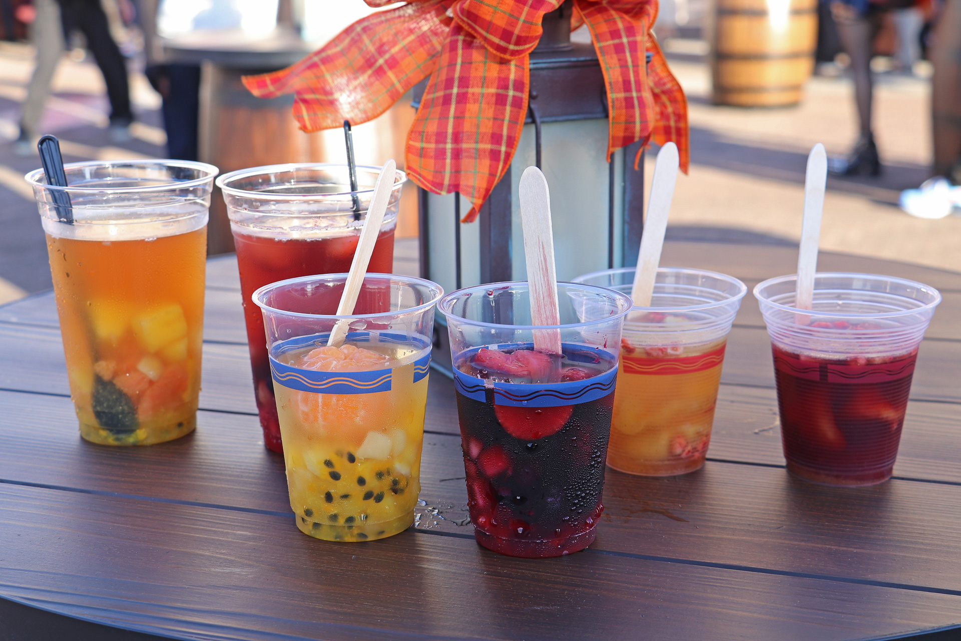 「フードトラック」では、フルーツたっぷりの豪華な6種類のドリンクが販売中
