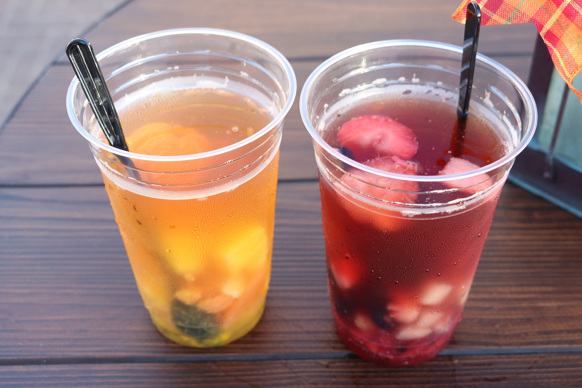 「アイスフルーツティー」各900円。まだ暑い時期なこともあり、現在の売れ筋はこの「ベリー＆ピーチ」