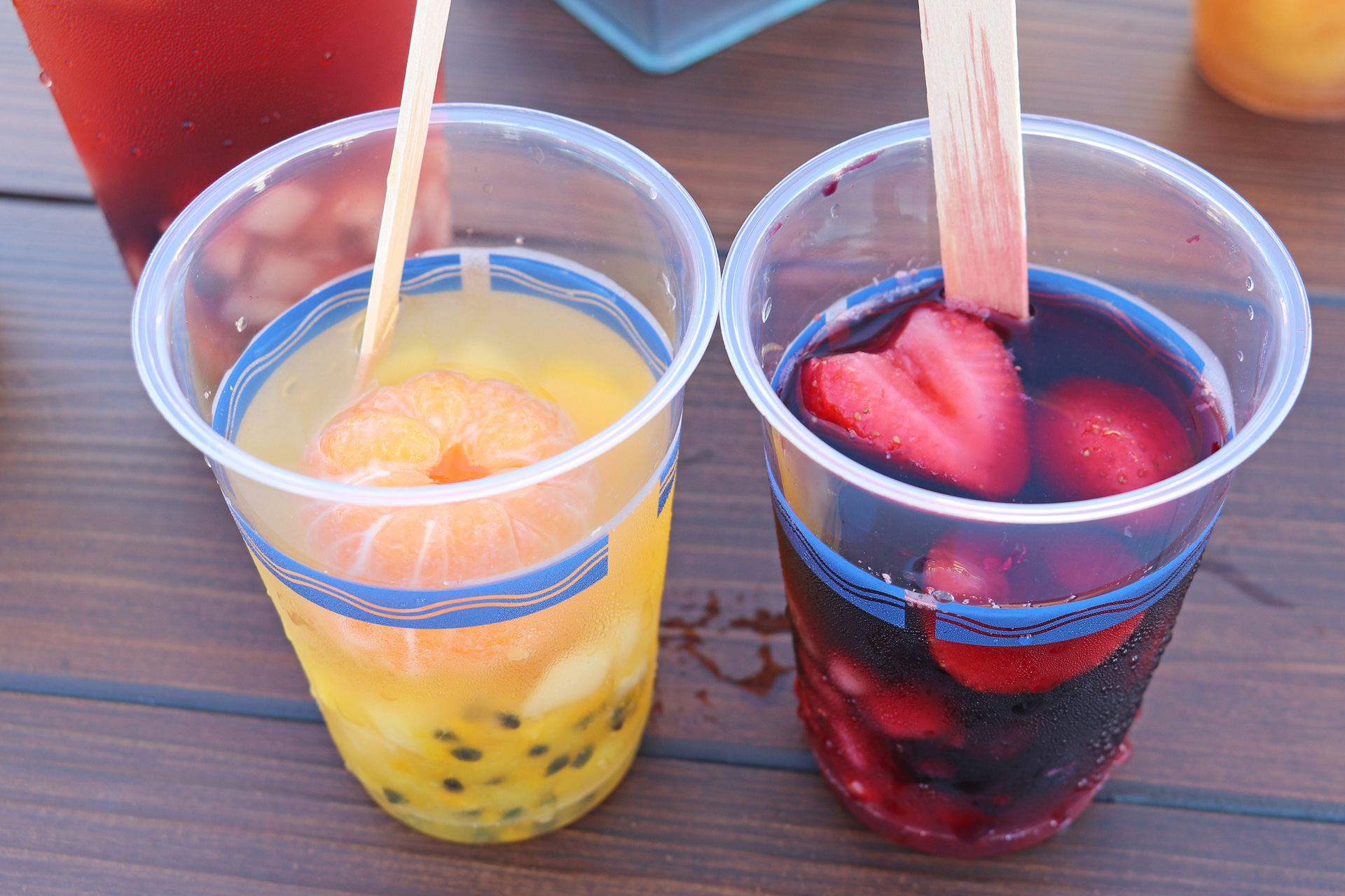 「フルーツワイン」（各1200円）。たっぷりのカットフルーツが入った豪華な仕様だ