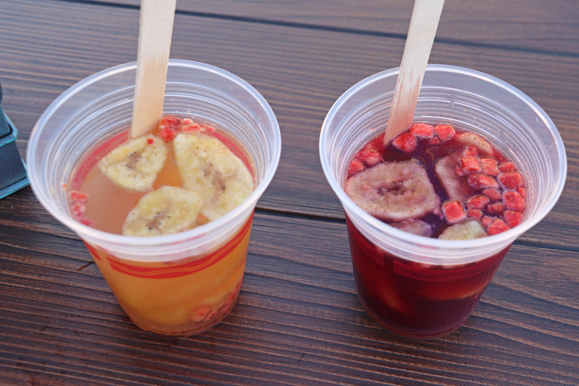 「ホットサングリア」（各1200円）もフルーツたっぷり。スパイシーで体が温まる味だ