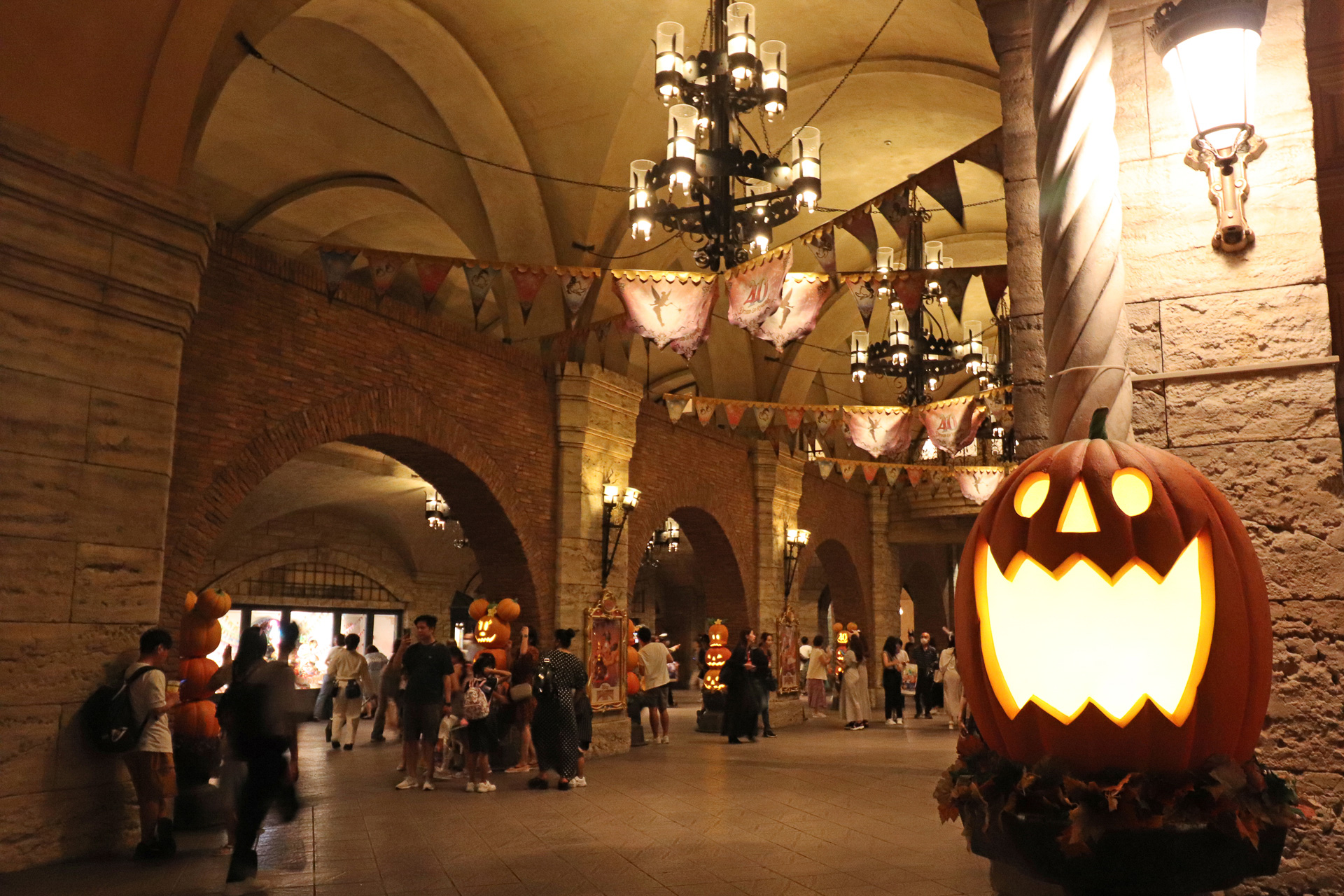 ミラコスタ通りも夜は妖しい雰囲気に一変