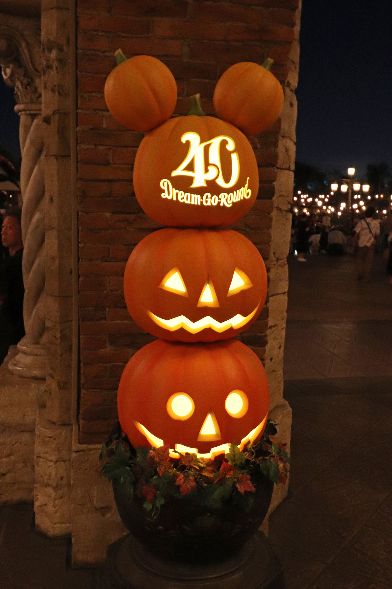 ミッキーマウスたちのジャック・オー・ランタンが妖しく光る