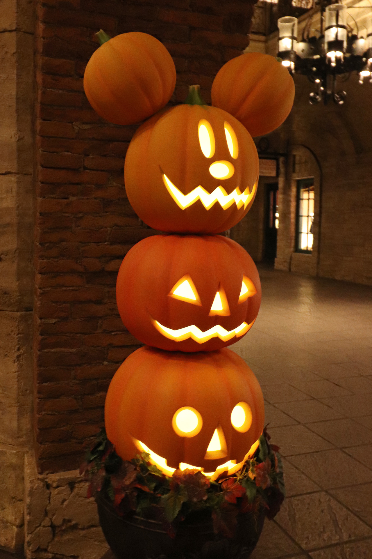 ミッキーマウスたちのジャック・オー・ランタンが妖しく光る