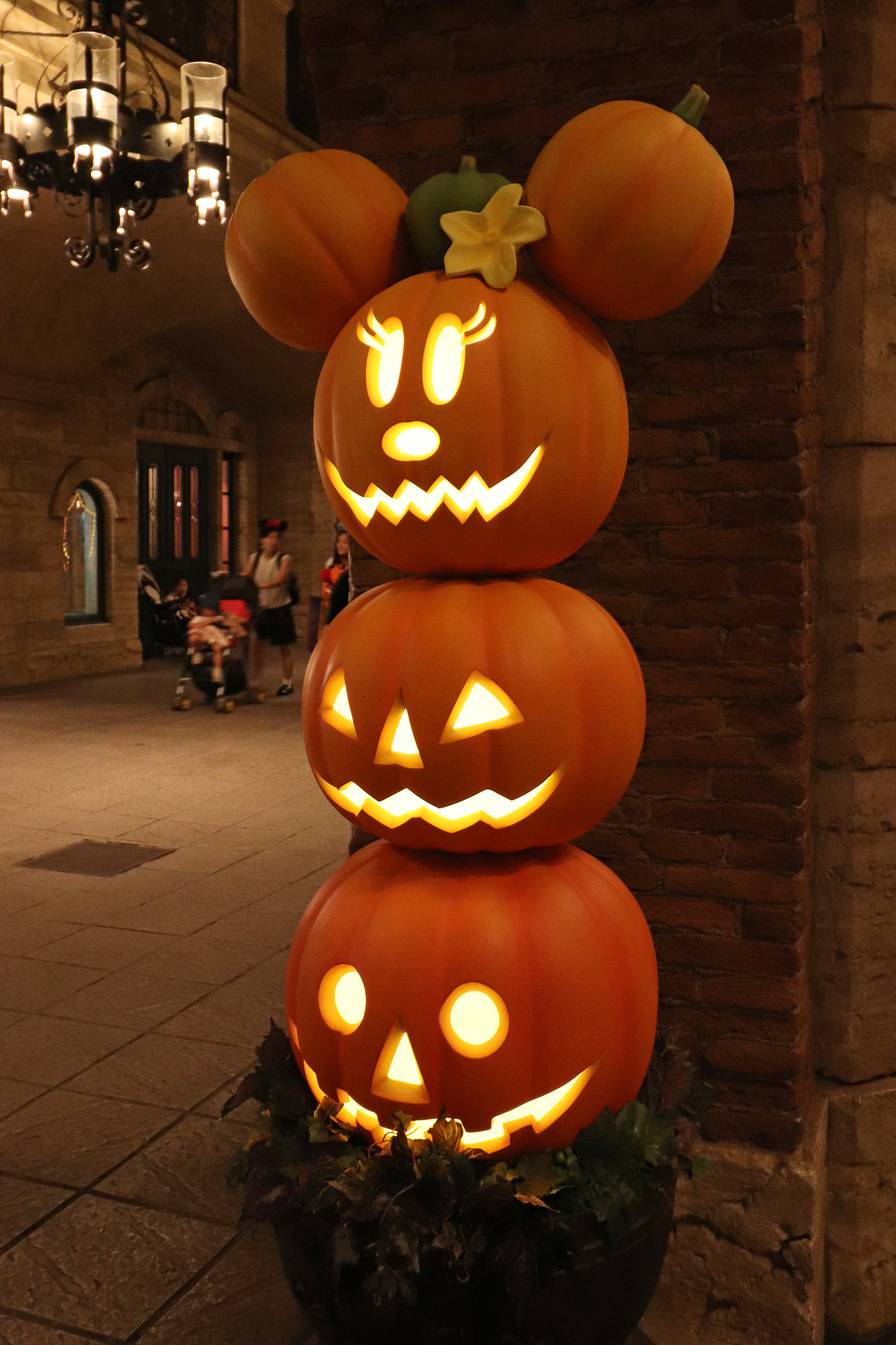 ミッキーマウスたちのジャック・オー・ランタンが妖しく光る