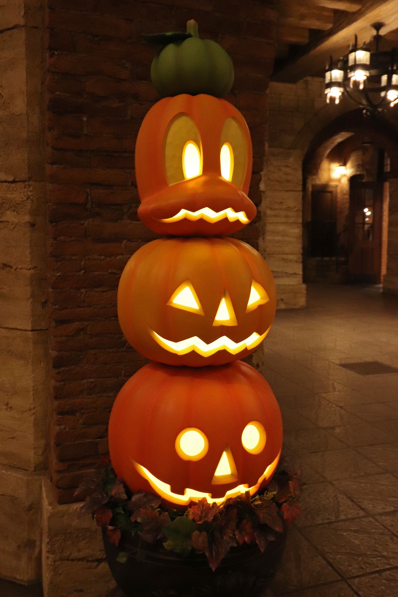 ミッキーマウスたちのジャック・オー・ランタンが妖しく光る