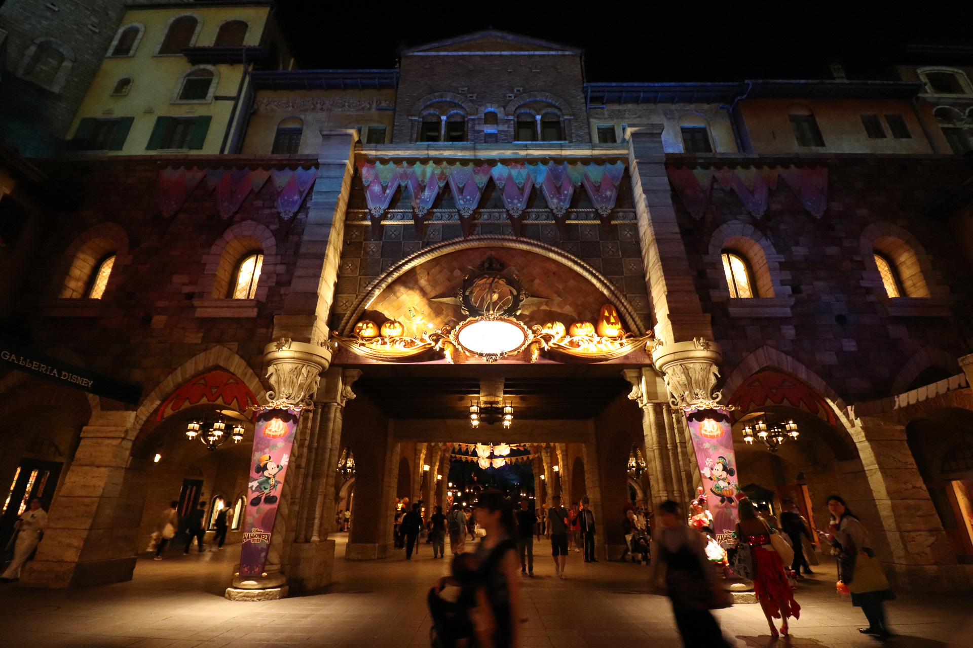 エントランスのデコレーションも夜はまた違った雰囲気に