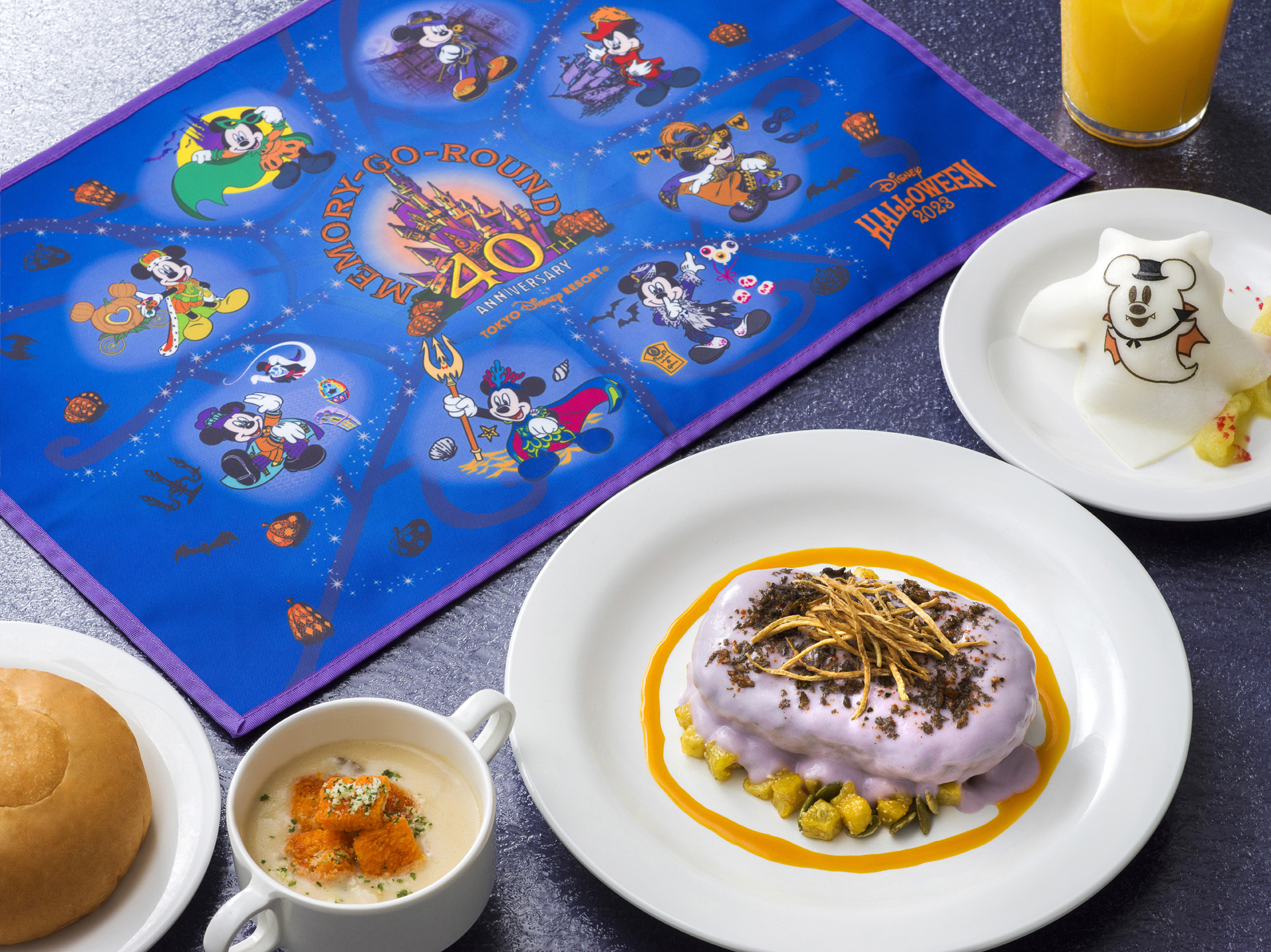 懐かしいハロウィーンの衣装を着たミッキーマウスがデザインされている「スーベニアランチョンマット」（プラス800円）