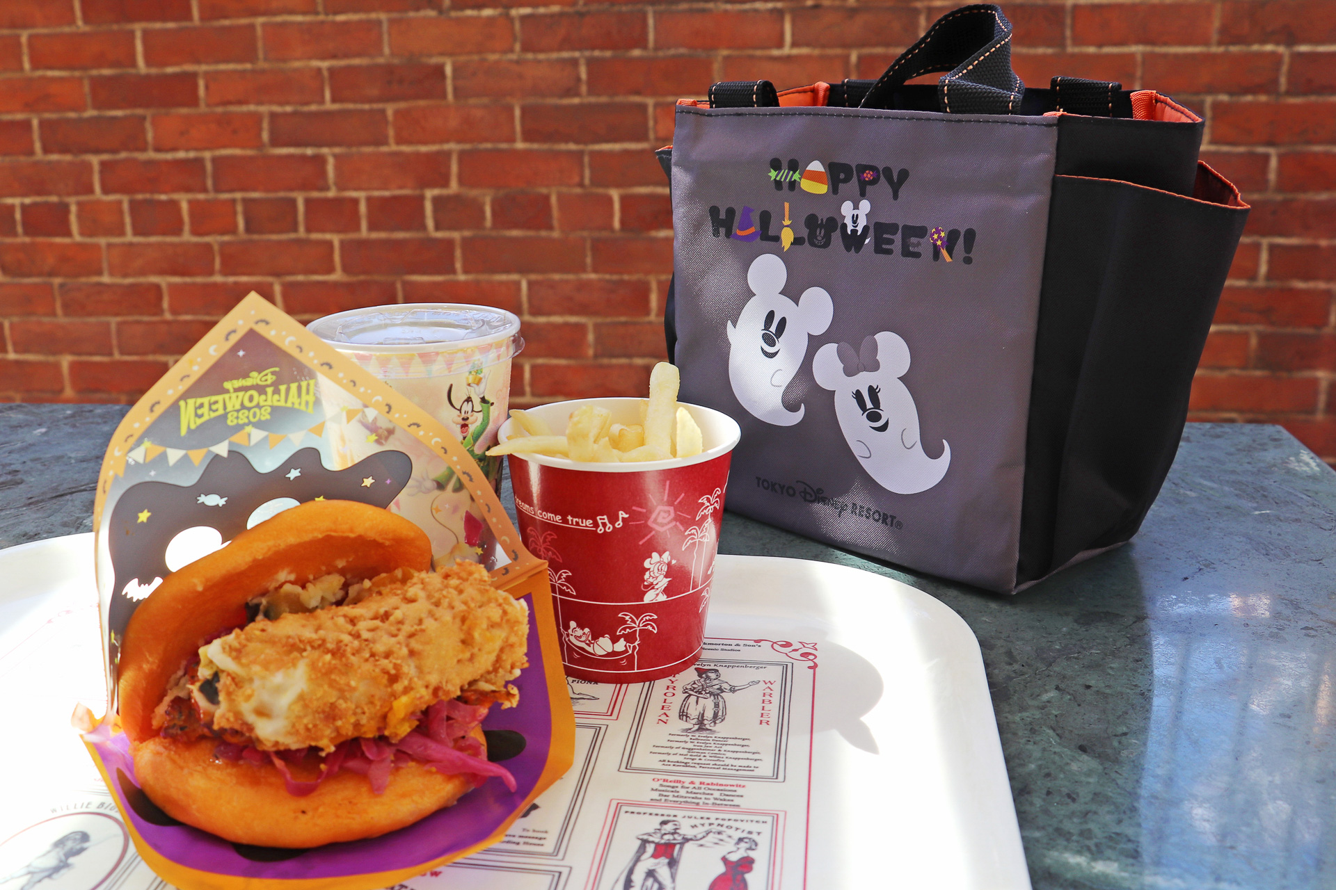 「ニューヨーク・デリ」の「スペシャルセット」（1セット 1470円）と「スーベニアランチケース」（プラス1250円）のセット