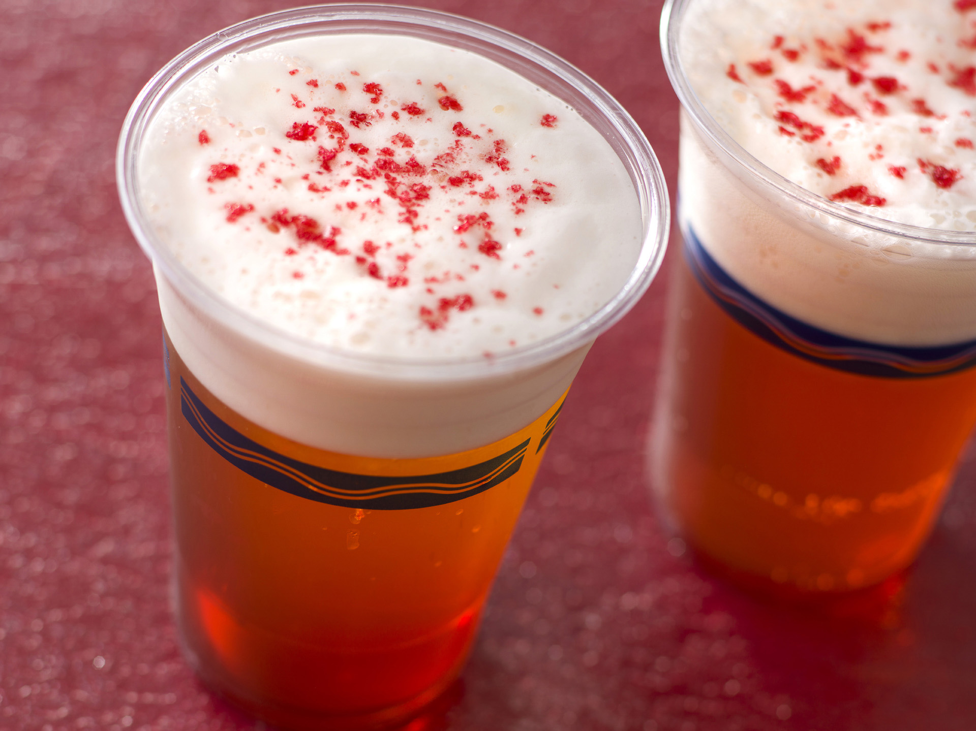 バーナクル・ビルズで販売の「ビアカクテル（クランベリーシロップ）」（1杯780円）（画像提供：オリエンタルランド）