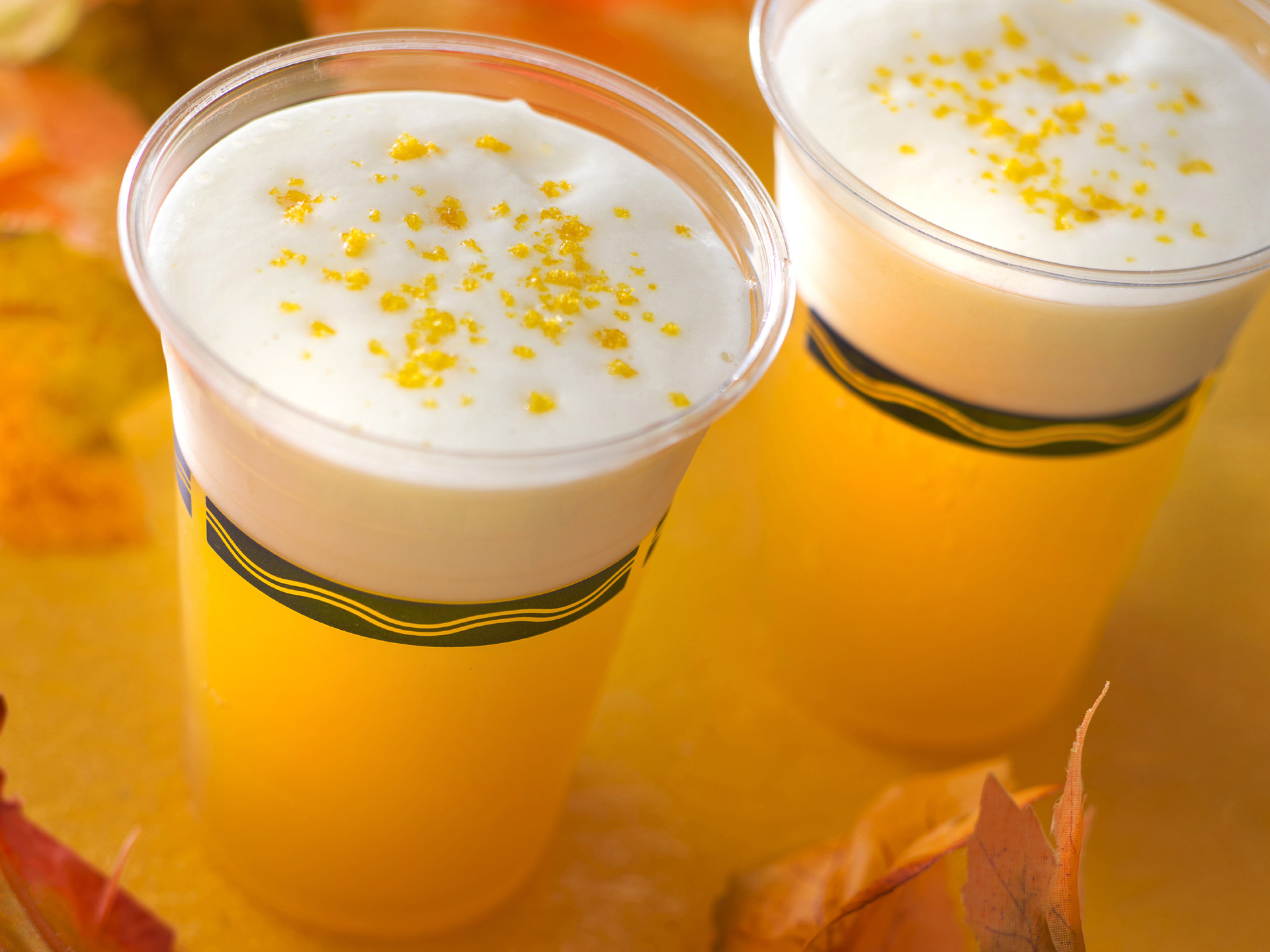 レストラン櫻 テラス席で販売の「ビアカクテル（みかん）」（1杯780円）（画像提供：オリエンタルランド）