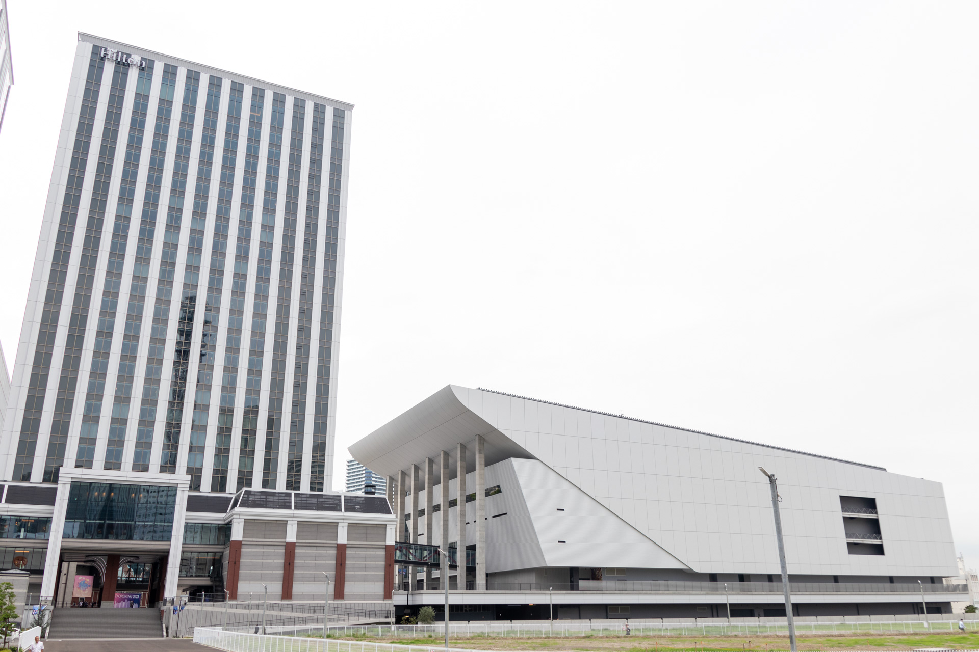 サウスゲートに向かっているときの写真。正面に見えているのがヒルトン横浜で、隣の建物がKアリーナ横浜。道のすぐ横には横浜アンパンマンこどもミュージアムがある