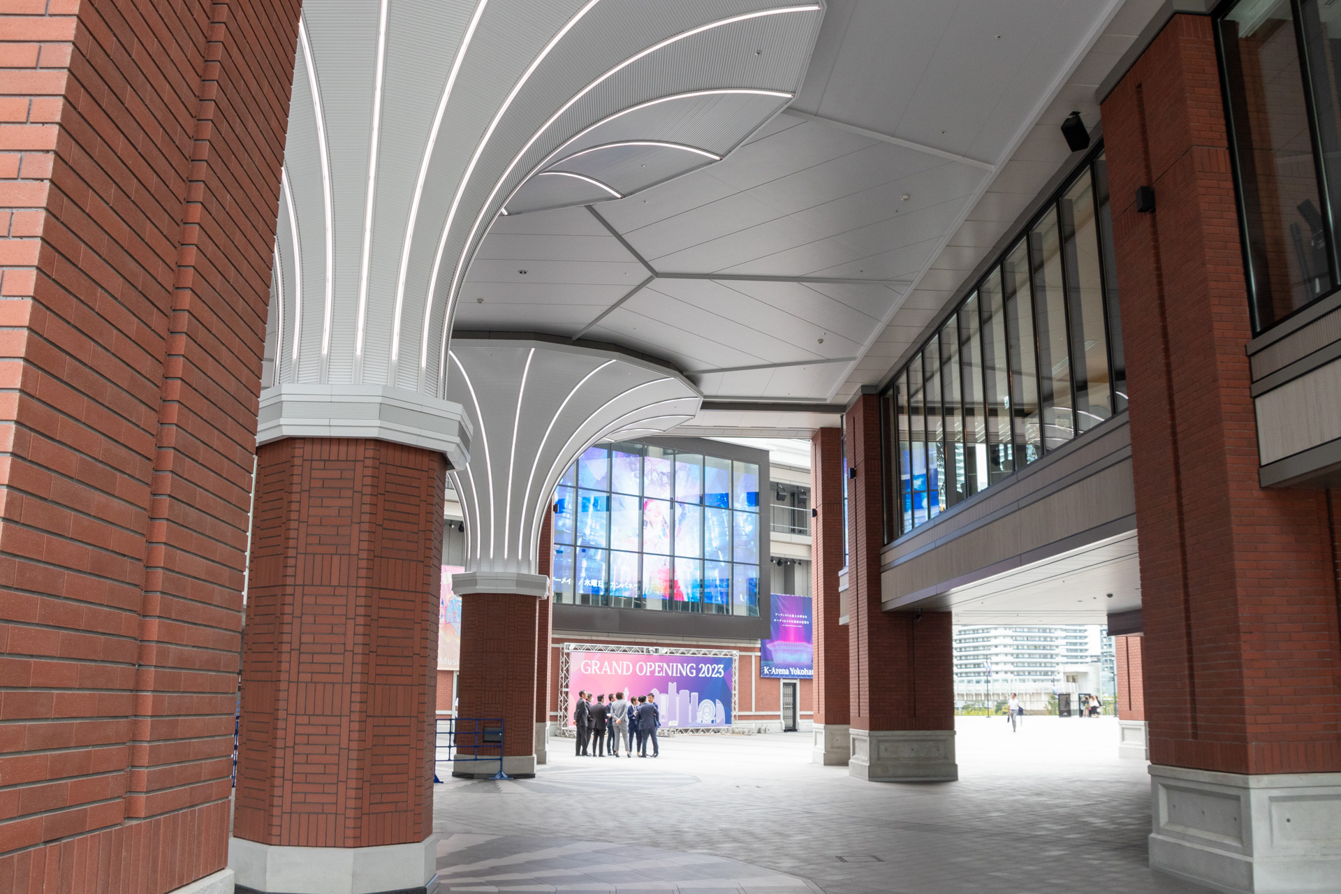 正面奥に見えるのが500インチの屋外大型ビジョン。パブリックビューイングとして使うことも検討しているそう