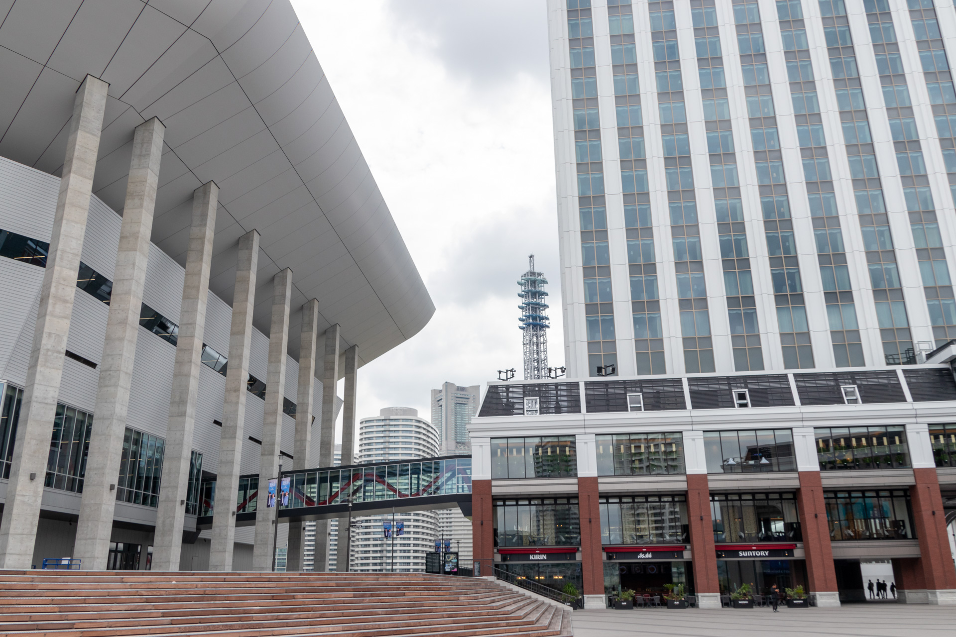 ヒルトン横浜とは渡り廊下でも接続されている