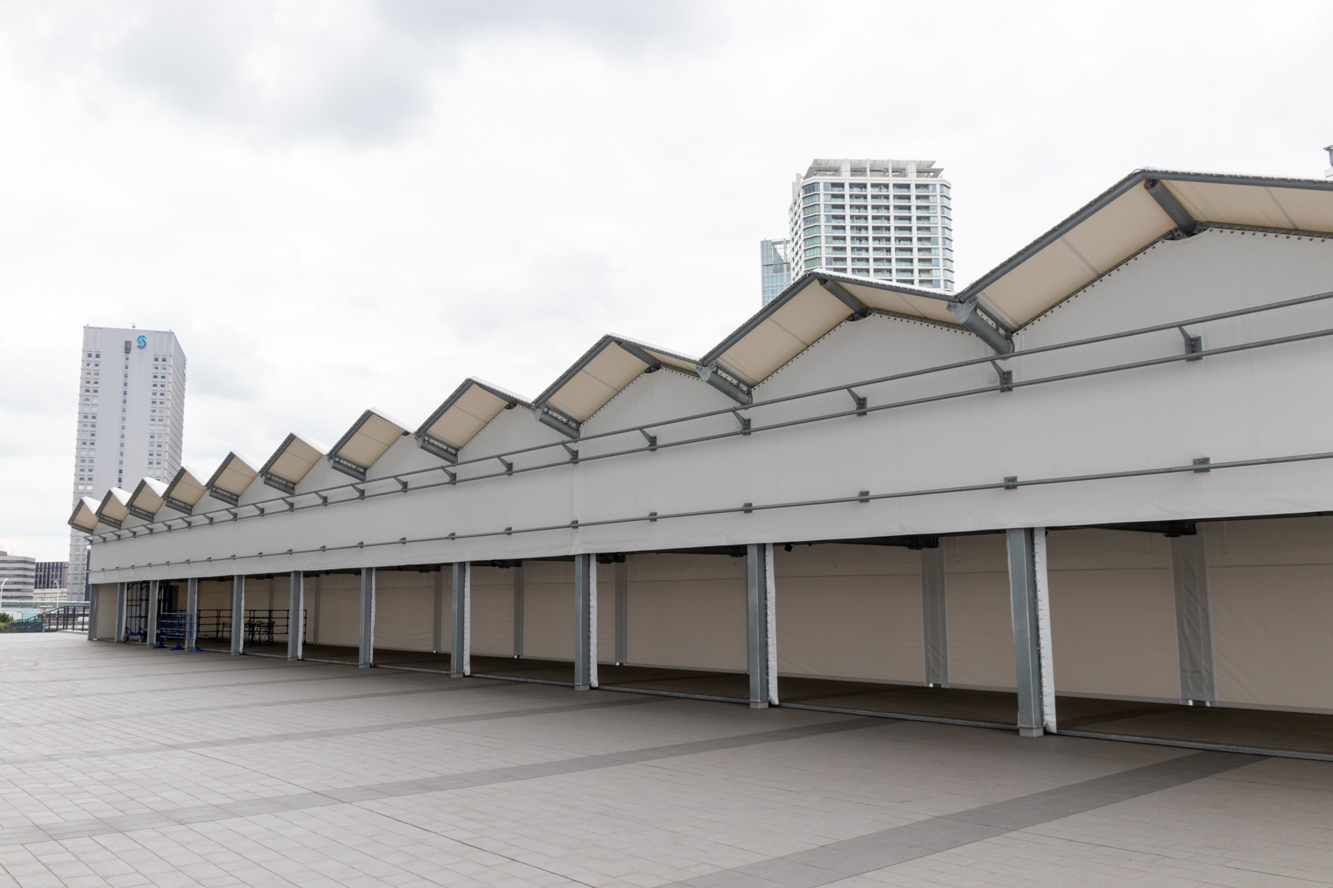 11店舗分のスペースが設けられているグッズ販売エリア