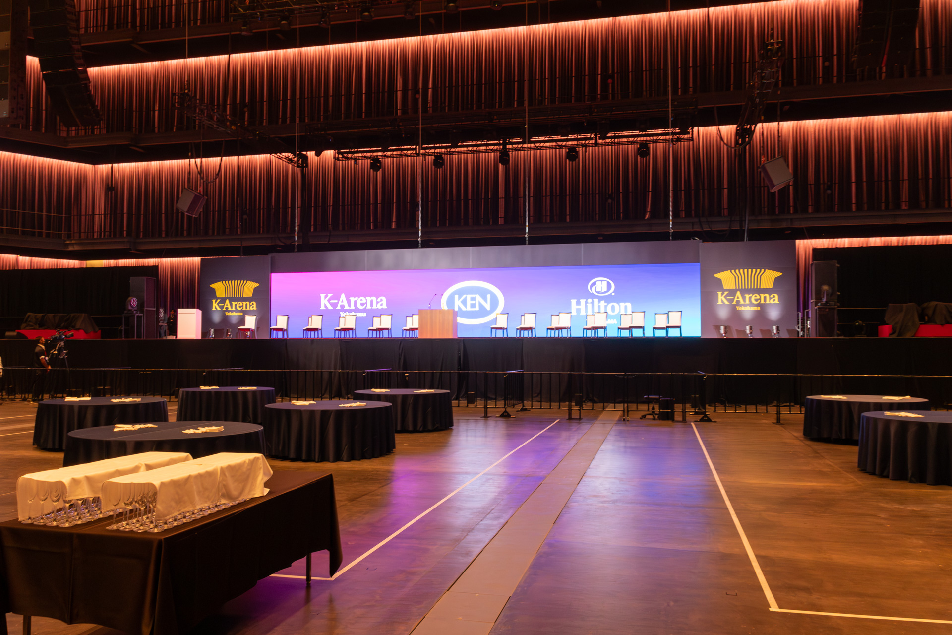 アリーナの18列目からステージを見たところ。この日は開業式典のため1～17列のシートは取り外されている