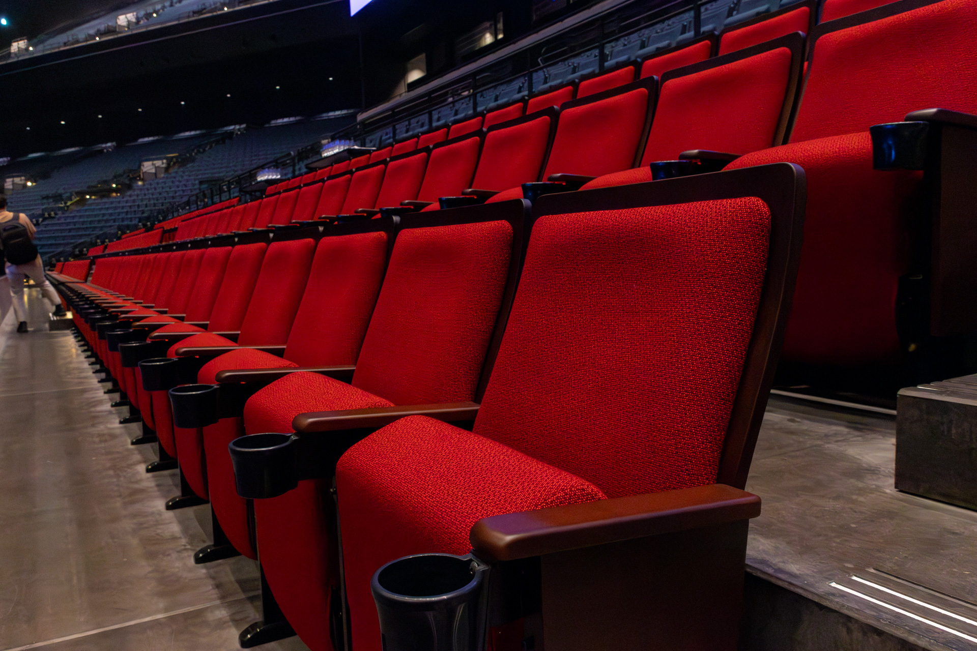 エレガンスな色にクッション性もさらに高めてあるバルコニー席のシート