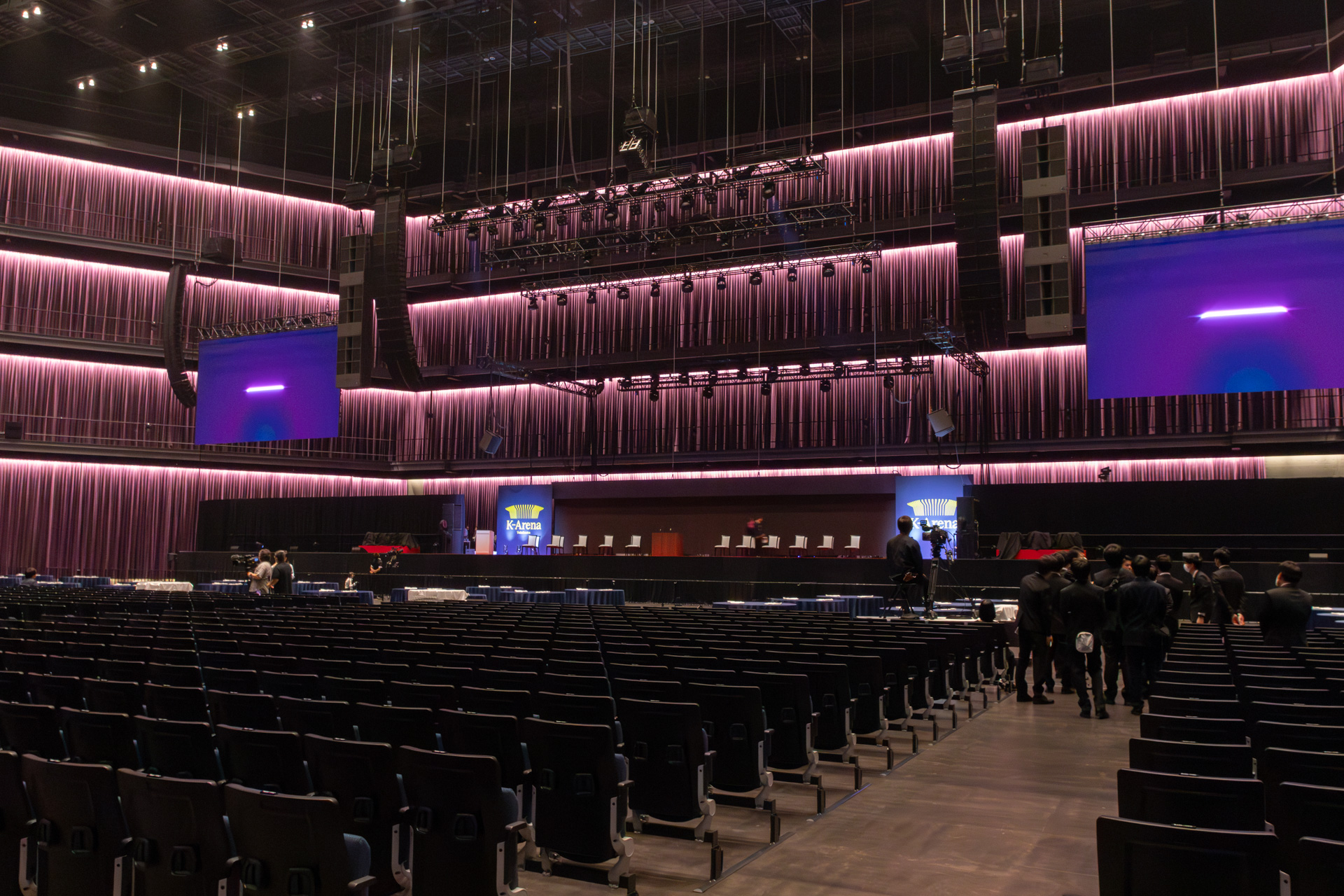 奥に見えているカーテン状のものが吸音材。不要な残響を吸収する