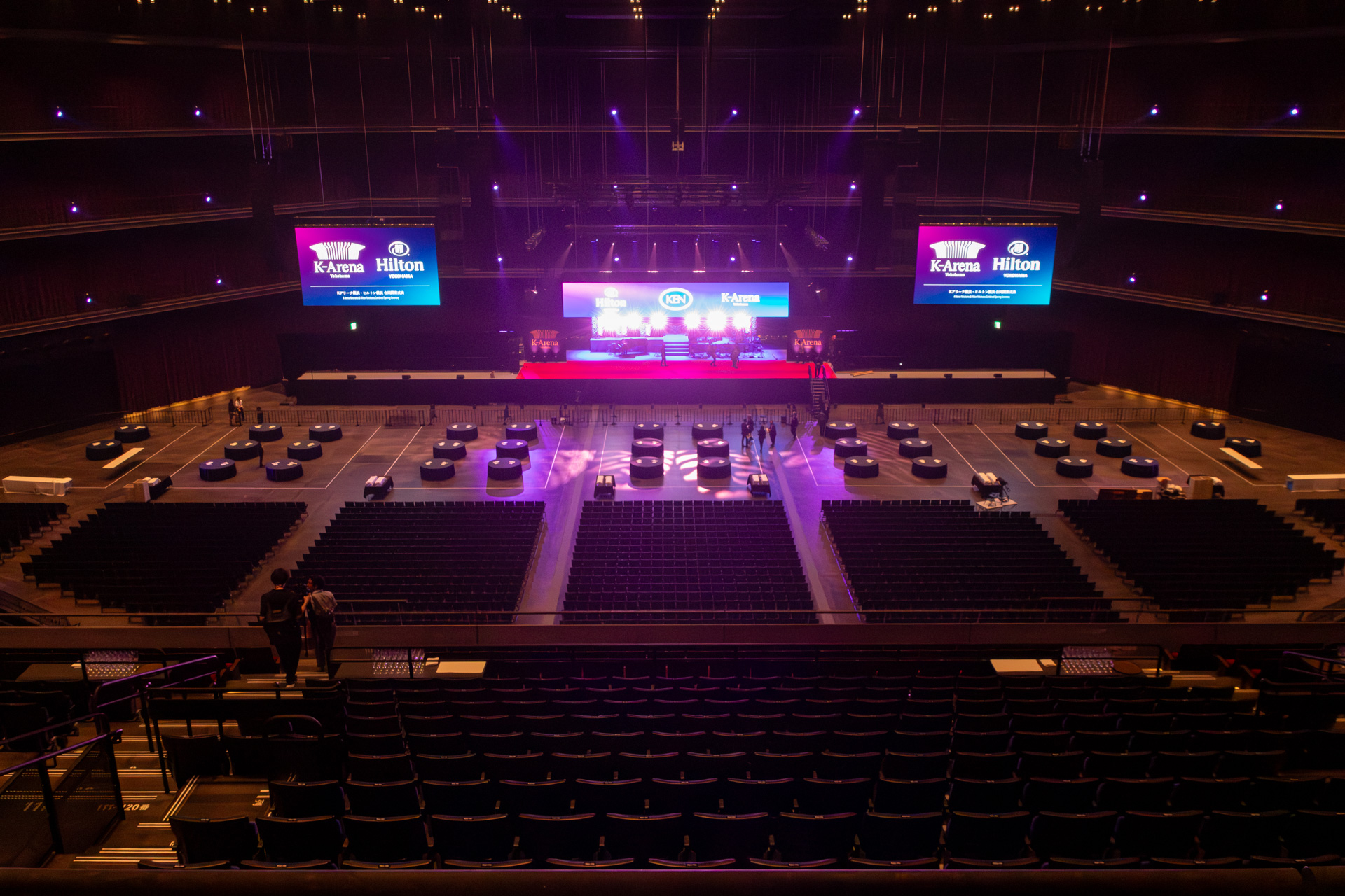 ガラス戸を開けてバルコニー席からステージを観ることができる