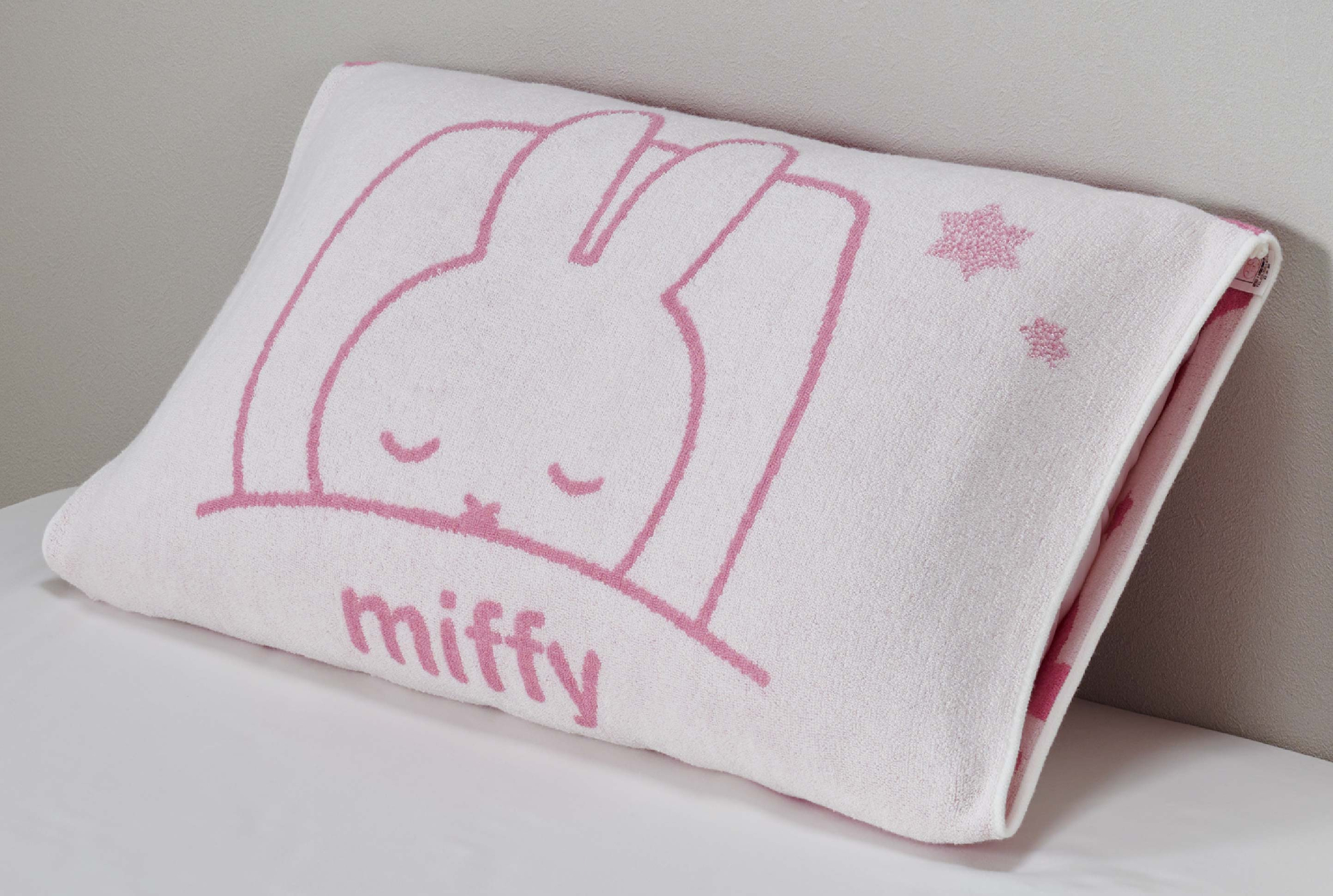 「のびのびタオルピローケース Sleep Time」（約64×34cm）は、裏表でデザインが異なるリバーシブル仕様。こちらも2色展開