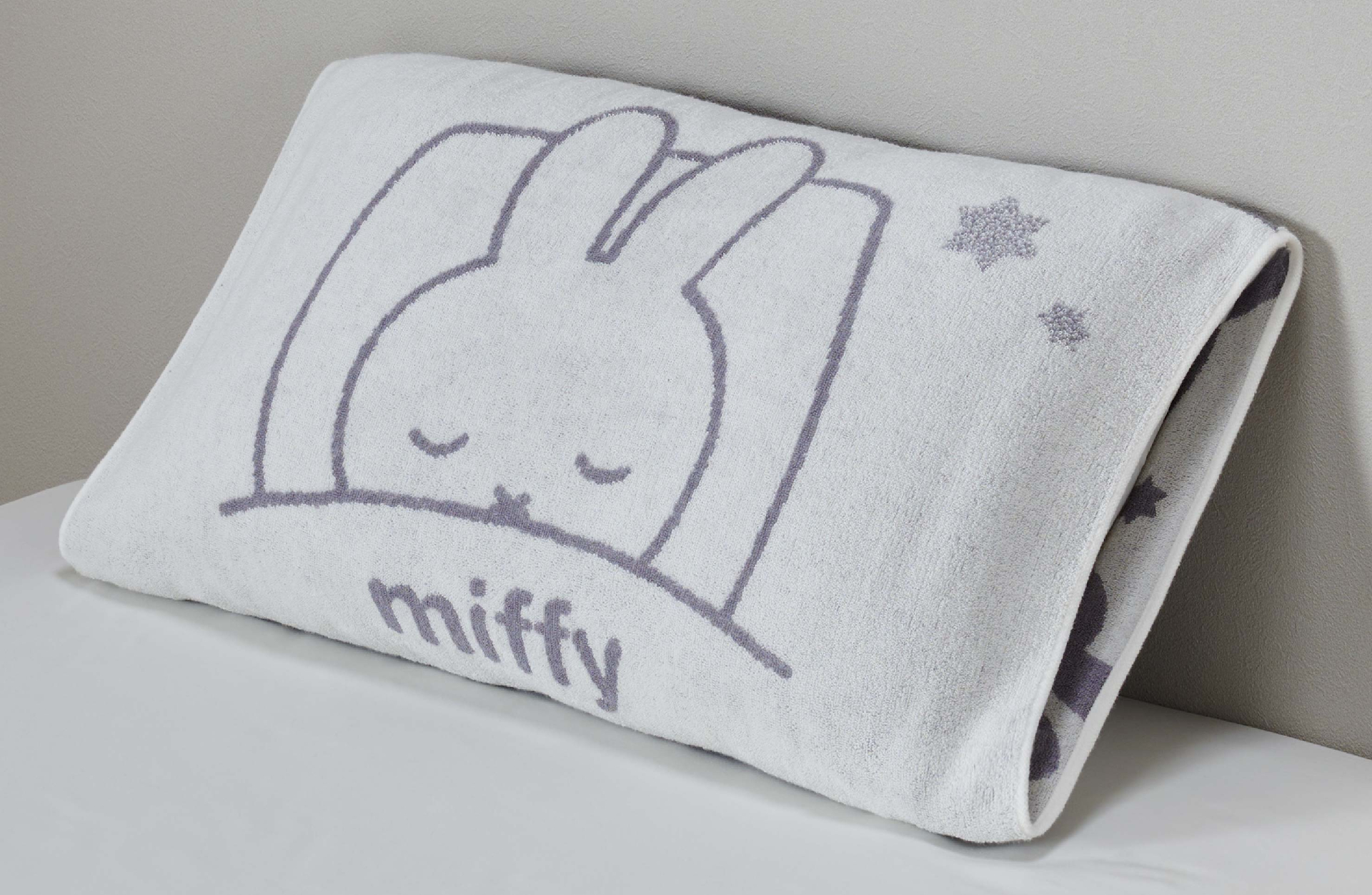 「のびのびタオルピローケース Sleep Time」（約64×34cm）は、裏表でデザインが異なるリバーシブル仕様。こちらも2色展開