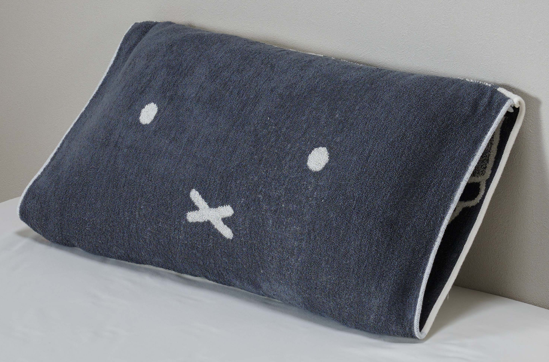 新デザイン「のびのびタオルピローケース あいさつ柄」（約64×34cm）。ブルー/グレー（画像）