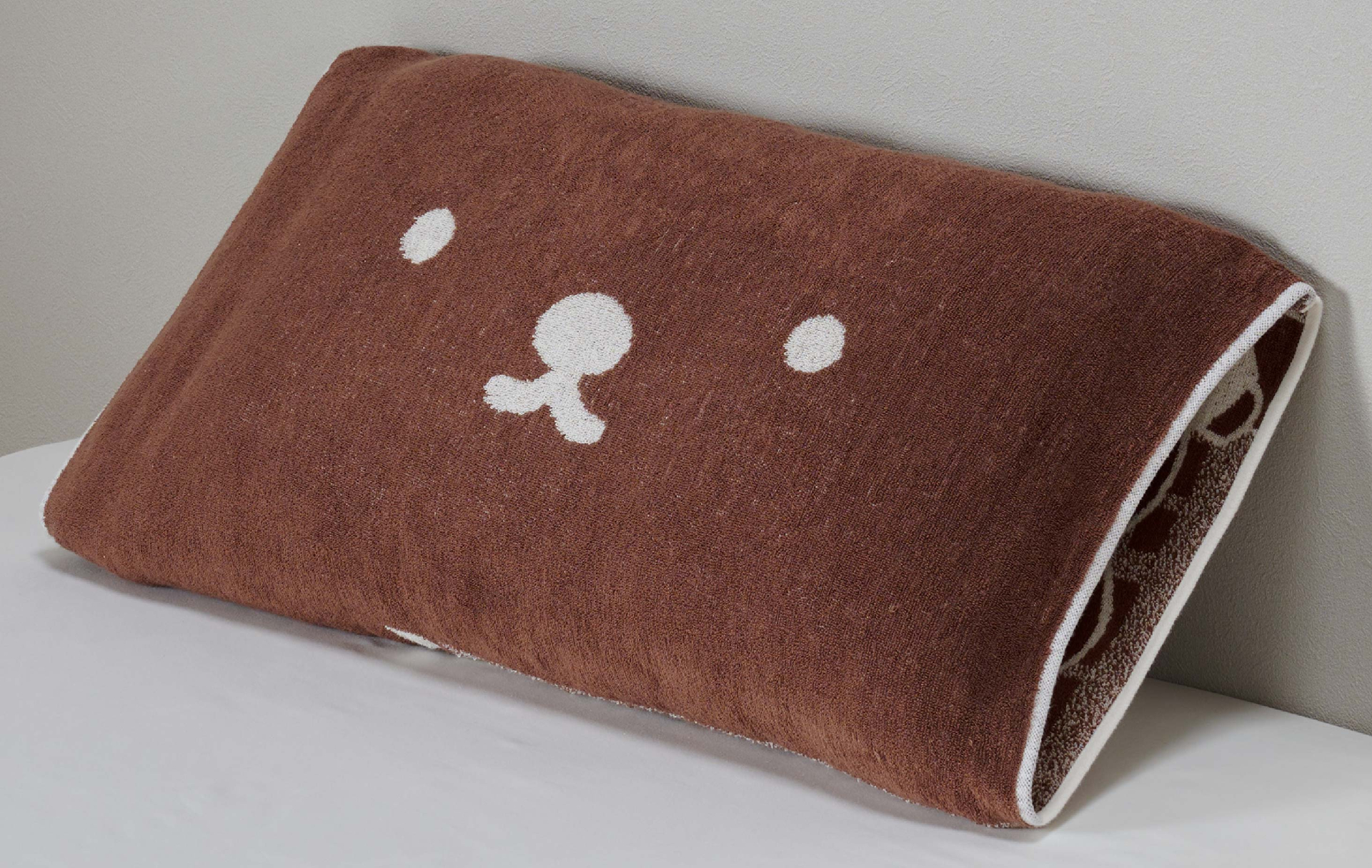 新デザイン「のびのびタオルピローケース ミッフィー＆ボリス柄」（約64×34cm）。ブラウン