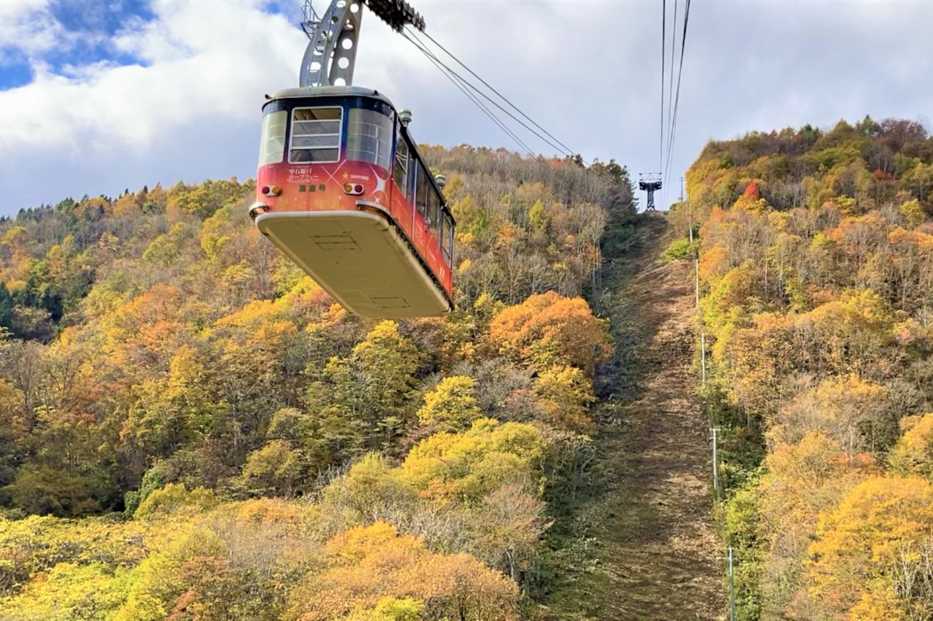 毎年紅葉シーズンに合わせて土日祝日に運行する「雫石紅葉ロープウェー」