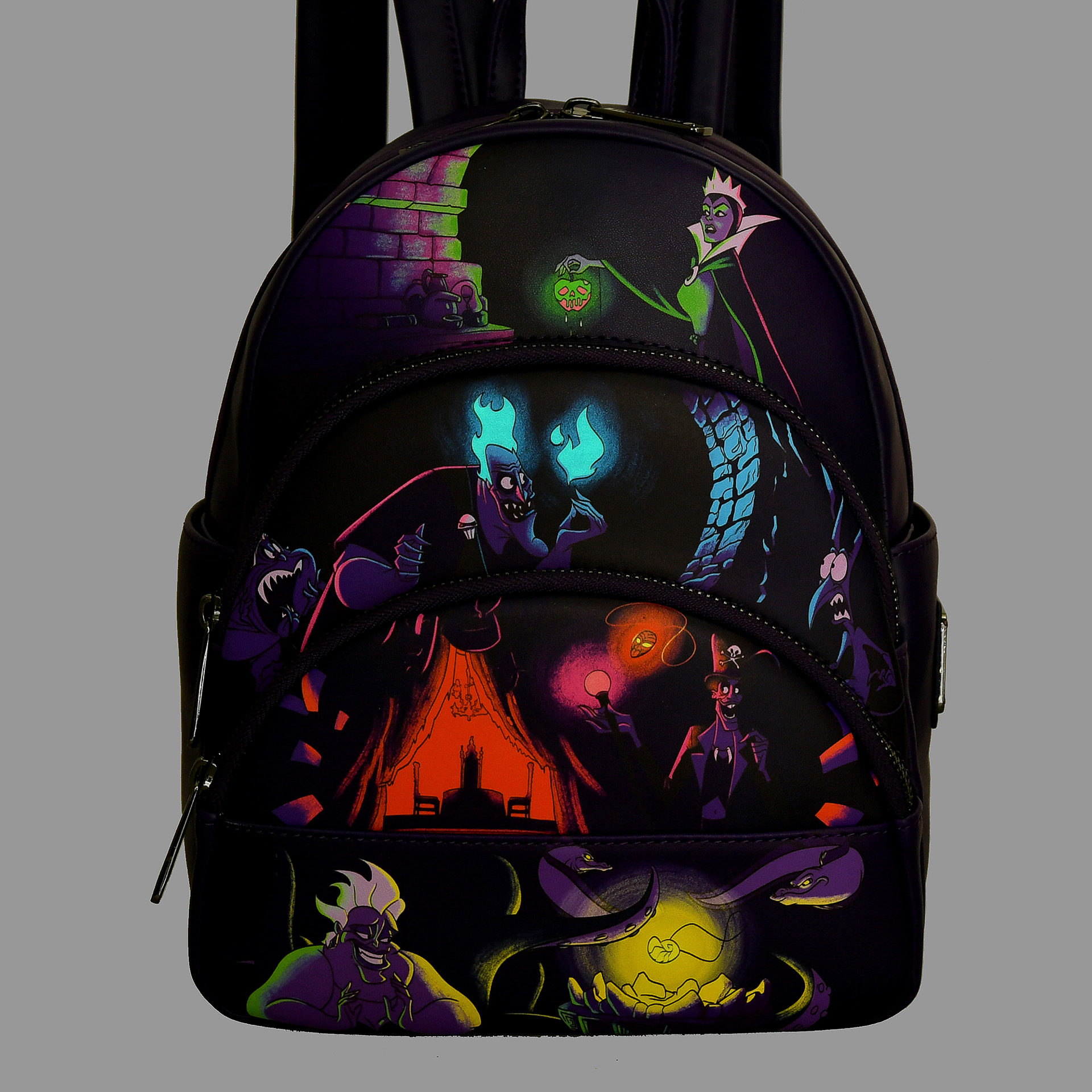 フロントのアイコンは妖しく光るギミック付き