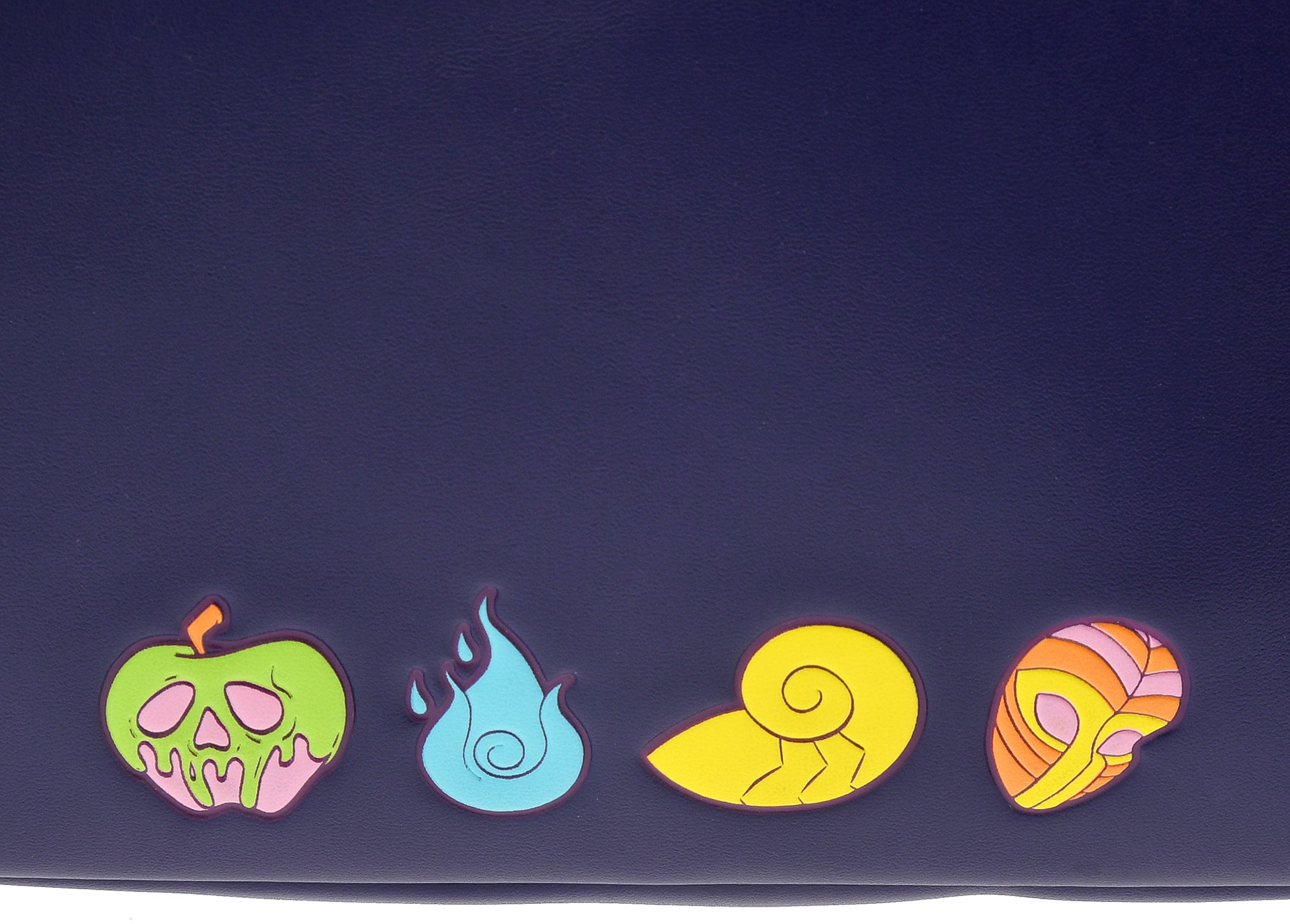 背面下部にヴィランズのアイコンも型押し